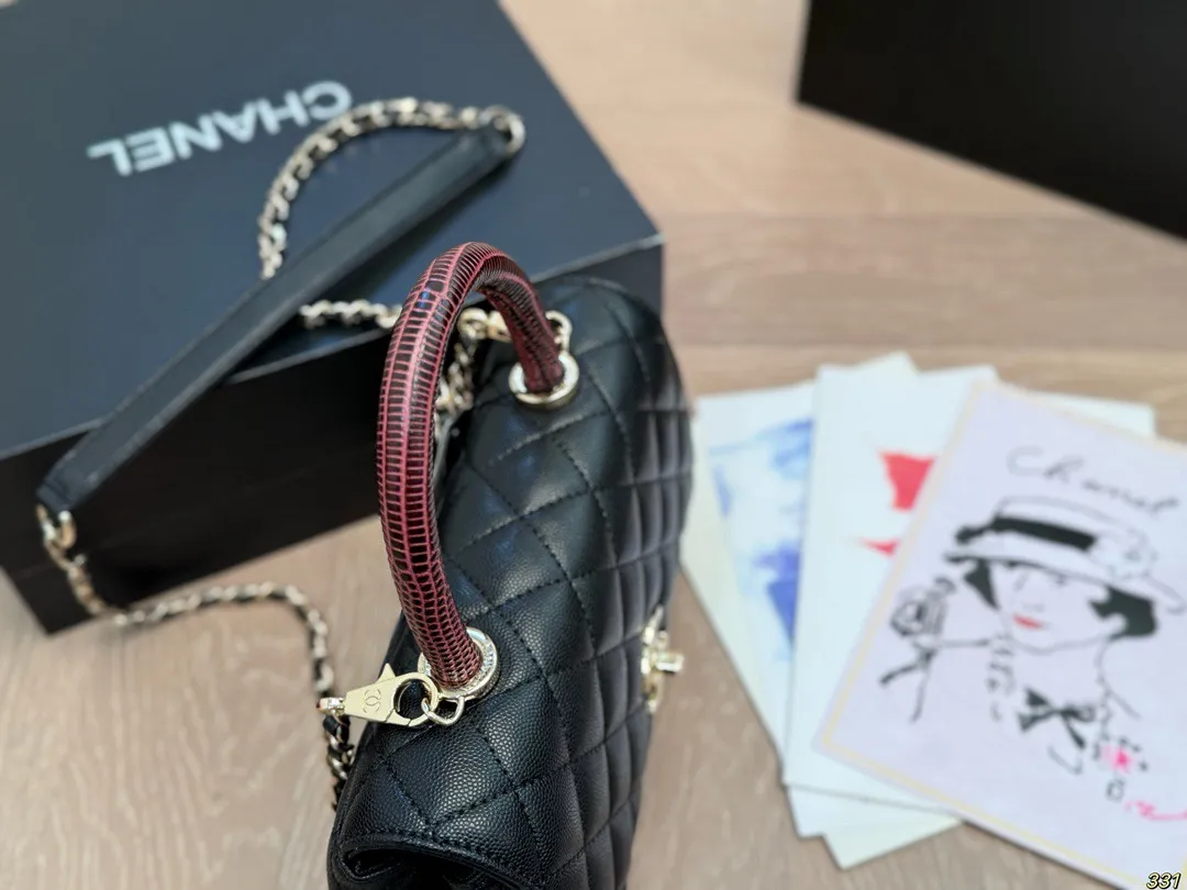 &yen;190全套飞机盒包装 香奈儿Chanel 专柜不见踪影Coco Handle 究竟怎么样? 如果你的衣帽间中还没有-款小香包包，但是又不知道入哪款不亏，那今天帮你解决这个难题高颜值，实 用百搭，通勤你都可以同时拥有，Coco Handle 可以说是chanle必入款! 这款憨豆包是CF的经典重现，菱格、双C Logo、皮穿链，都在致敬经典，而手柄却是让人最爱的地方@@极具美感的半圆手柄，穿皮链条可以随时拆卸，这款包型 小号22 14 cm 寸适中，各种身高的女性都适合，大号偏大，个子高的女生驾驭很有气场。可以放日常出行的大部分必需品，里面还有一个隔层,装手机，卡包，粉饼，口红，纸巾和钥匙等是比较容易的