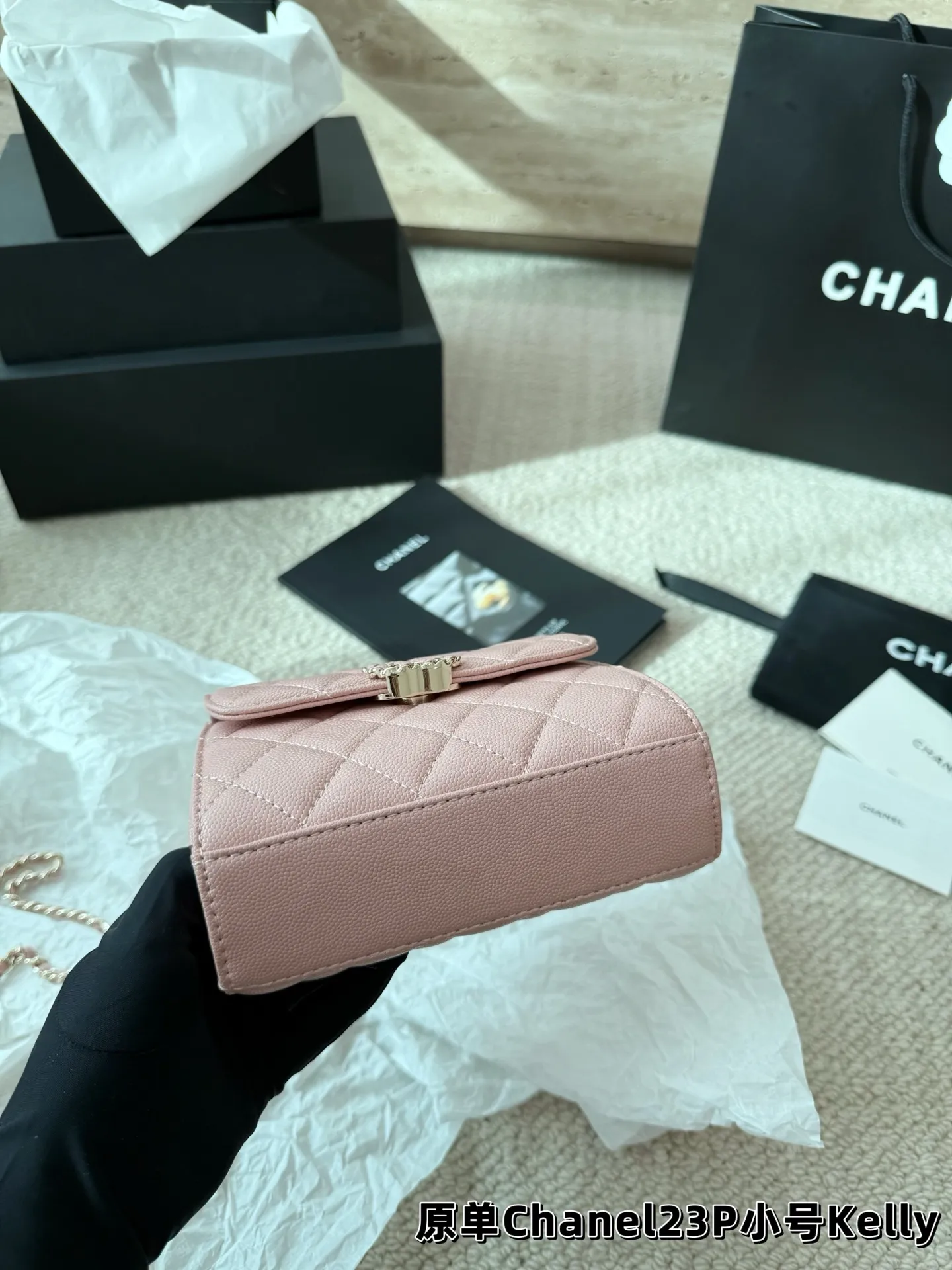 P155 鱼子酱 香奈儿chanel kelly 手柄链条包 手柄精致，皮质是耐用的荔枝牛皮 白色很美很美 黑色很经典很经典 手柄可拎、单肩可背、斜挎可背 礼盒包装🎁 尺寸13.14