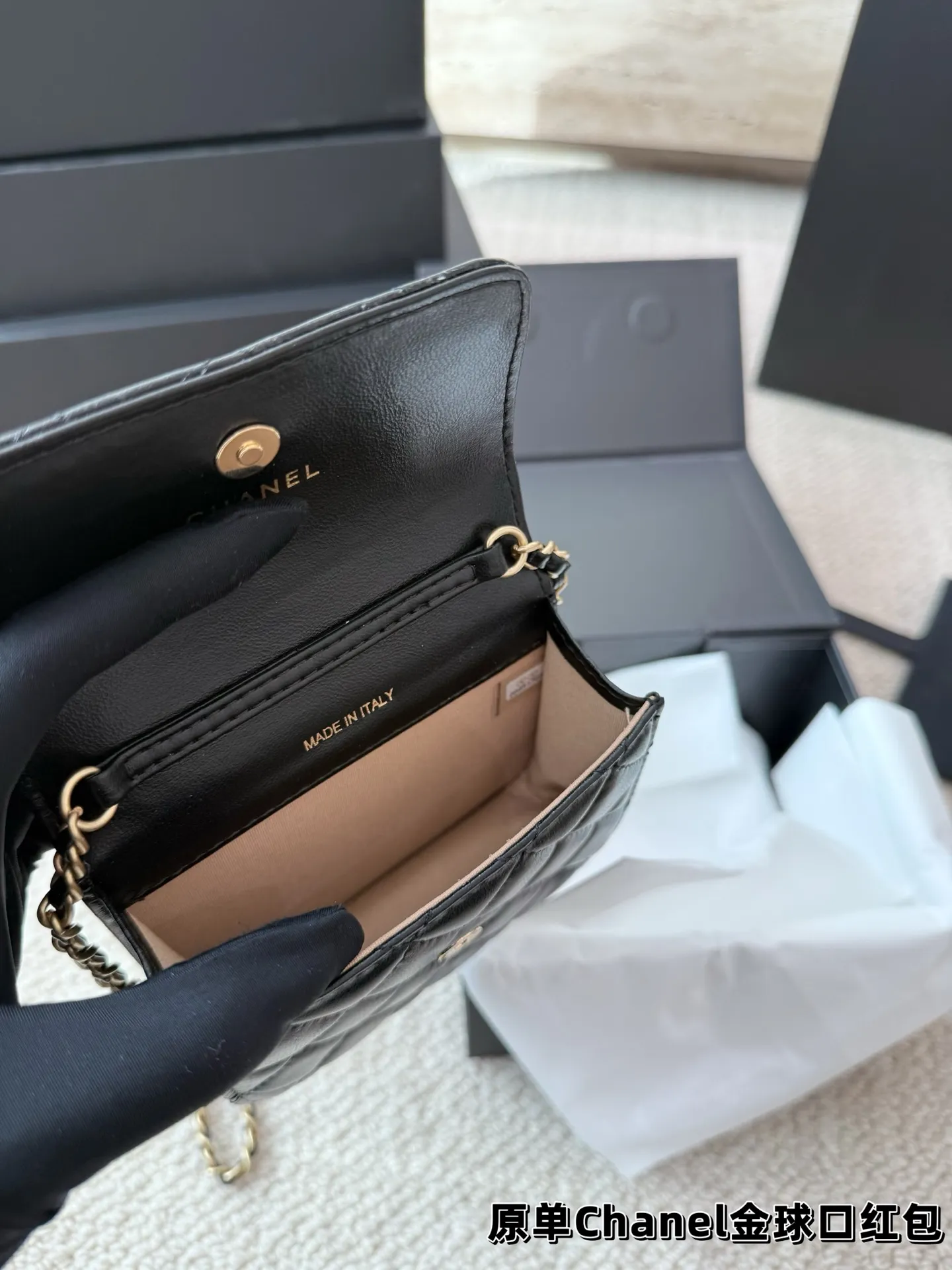 P120 礼盒🎁 香奈儿Chanel 金球口红包 当腰包𝐡𝐢𝐧时髦✔️又可当小挎包！ 高级的黑金配色很有𝐕𝐢𝐧𝐭𝐚𝐠𝐞的味道〰️ 即使穿的很简洁 配上它也瞬间𝐂𝐇𝐢𝐜 爱了 爱了~ 尺寸10.12