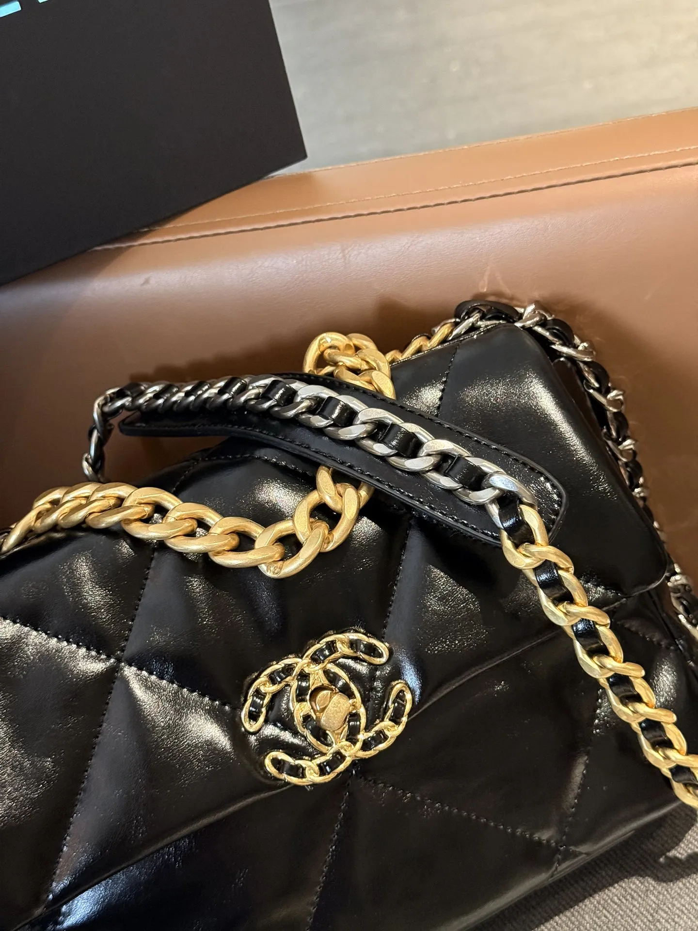 油蜡牛皮p160 折叠礼盒包装 原单专柜品质 Chanel 19 最近好多明星都在背Chanel 19 这款包是由老佛爷Karl Lagerfeld和Chanel现任创意总监Virginie Viard共同创作完成的！所以整体造型延续了经典的元素，又多了些特别的小设计。周迅、刘雯、欧阳娜娜、宋茜、娜扎最近都背了这款19。这款全新推出的#香奈儿19手袋#大家爱吗f？尺寸26cm