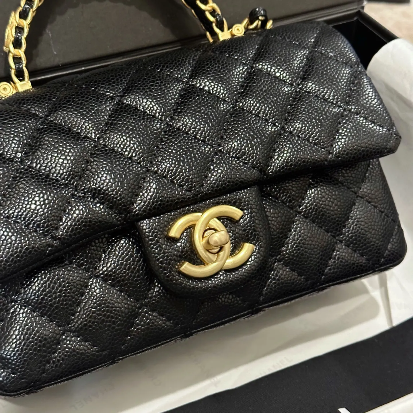 p140 折叠礼盒包装 Chanel 香奈儿大mini手柄太难了！！！香奈儿Chanel 25手柄 cf mini最近热度很高 cm super难买尺寸觉得cfmini太普通的一定要看看这个款手柄太闪了blingbling的公主包 尺寸 20cm