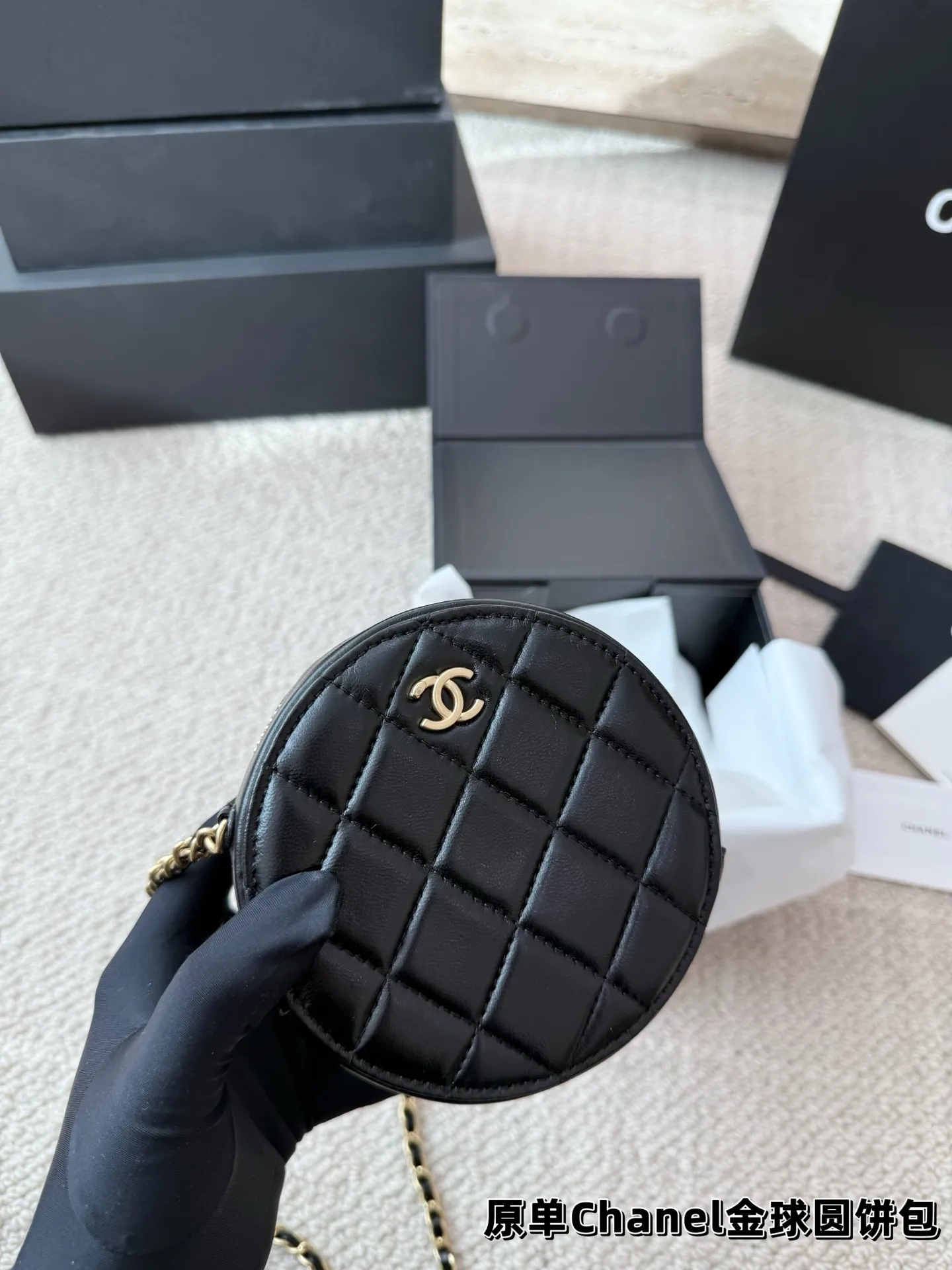 P145 礼盒🎁 香奈儿 Chanel 金球小圆饼包 今天给大家介绍的是小香家的新款金 球圆饼包包,因为起仙女版的造型,结合了香奈儿 家所有的经典元素,又多了一份精致可爱,所以也 导致了很多香粉被深深种草,不能自拔,来看看这款如此火爆包包的逆天颜值吧! 尺寸12.12