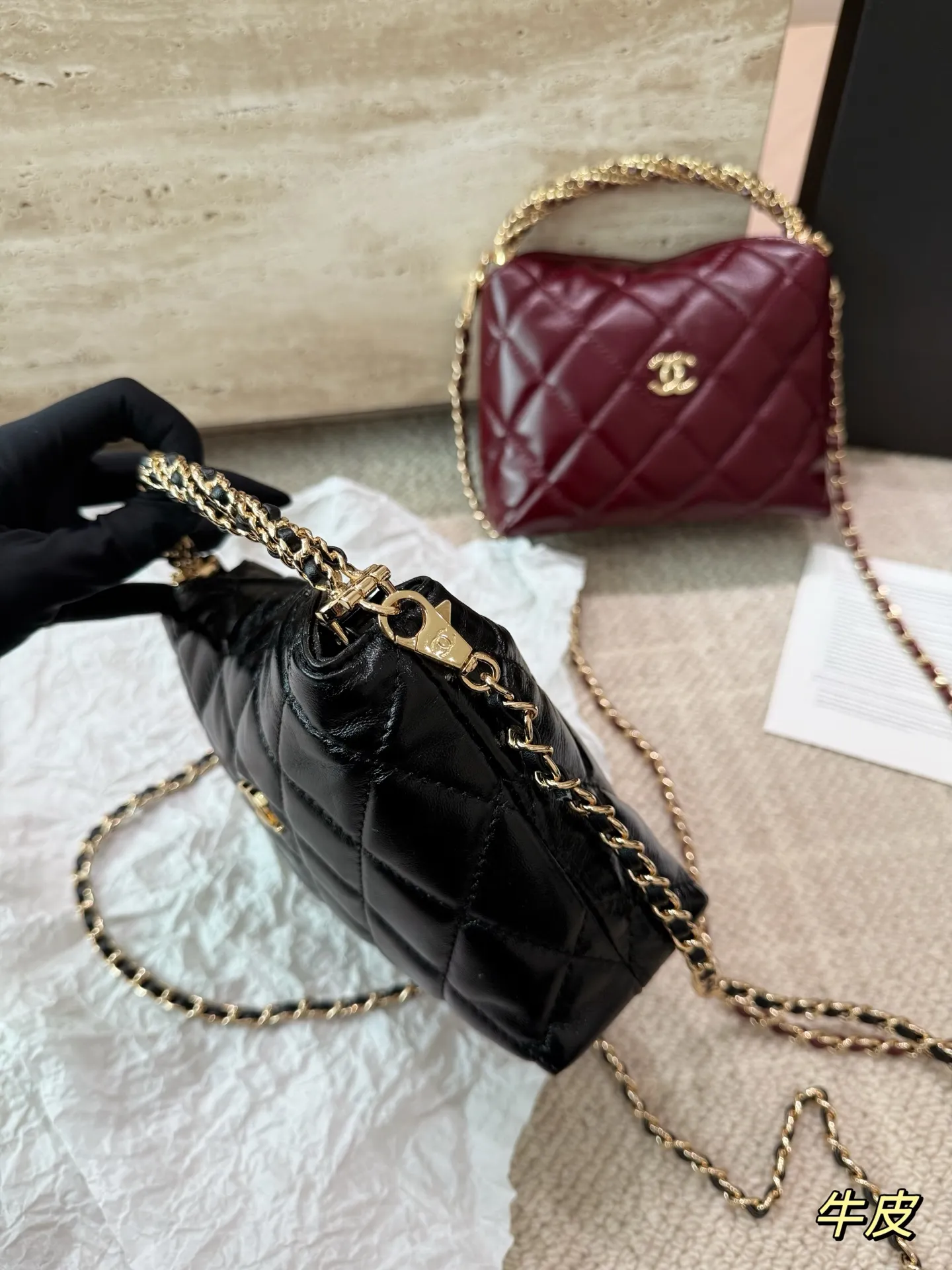 复刻版 P215 chanel 香奈儿 24𝘽 饭盒包 新品真的有驚喜24A最強黑馬马 way手柄飯盒包，可放大手機!實物愛🤩不釋手，全包荔枝皮加金屬耐用之餘有巨大大容量😎!鏈條還可拆卸哦!明明很完美 。容量也超赞，手柄的复古香奈儿刻更是爱了，真的不需要盯着那些爆款，这一季超喜欢💕 尺寸: 18-6-13cm