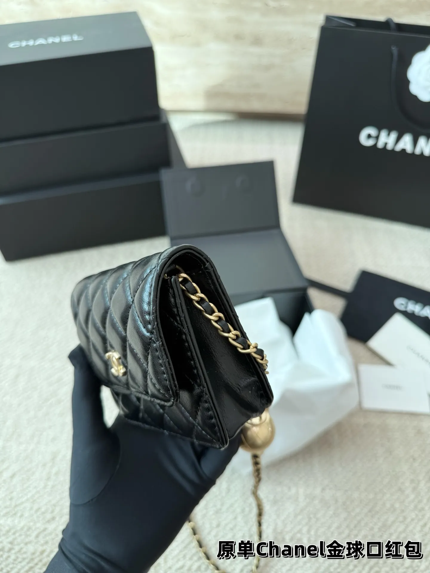 P120 礼盒🎁 香奈儿Chanel 金球口红包 当腰包𝐡𝐢𝐧时髦✔️又可当小挎包！ 高级的黑金配色很有𝐕𝐢𝐧𝐭𝐚𝐠𝐞的味道〰️ 即使穿的很简洁 配上它也瞬间𝐂𝐇𝐢𝐜 爱了 爱了~ 尺寸10.12