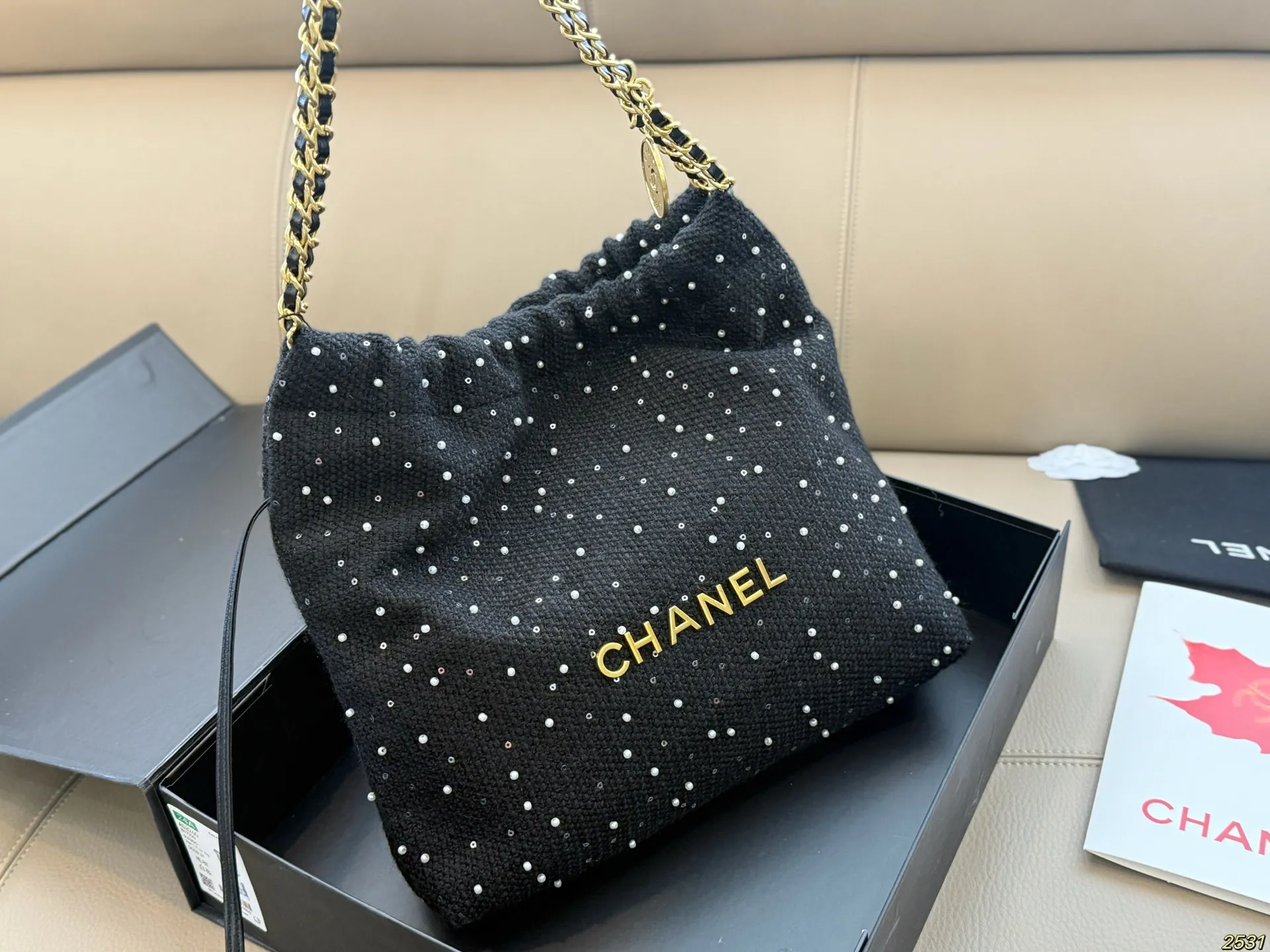 &yen;170折叠盒 香奈儿金币包购物袋 Chanel22bag垃圾袋真的太美啦 高级的情冷感扑面而来 超级酷 可盐可甜 给你淡淡的清新 日常出街首选 尺寸：29 29
