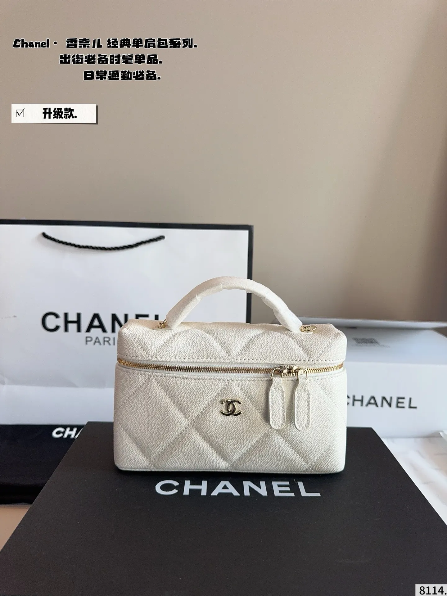 p190配礼盒🎁. Chanel&middot;香奈儿新款化妆包.. 百搭经典 精致的一只 真的超级无敌巨可爱 仙气满满 小姐姐日常必入款尺寸：19*5*12cm