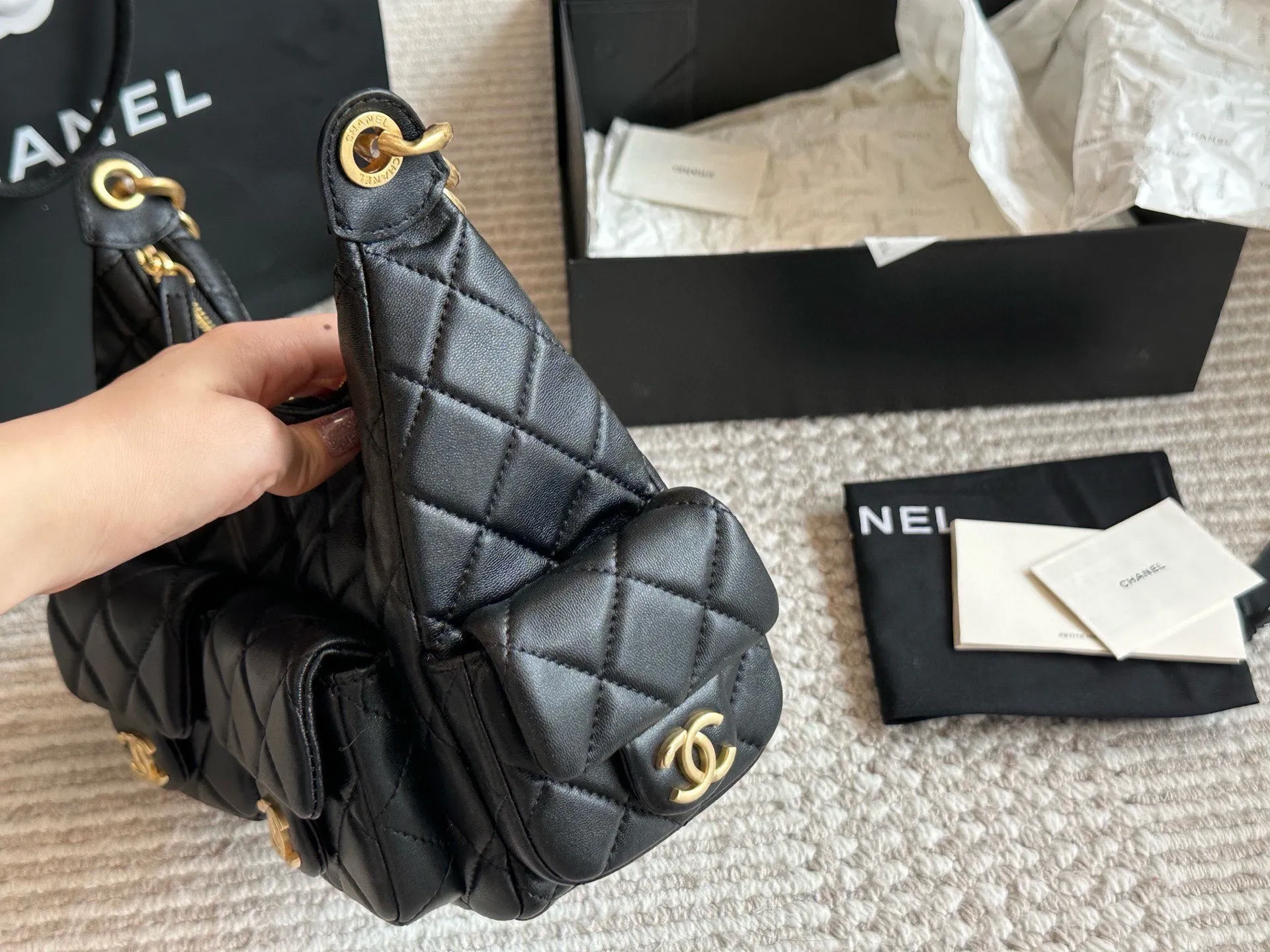 💰230 配盒 size：24 15cm 香奈儿中古保龄球包 这个保龄球包真的太香了~ 近期很有人气的一只vintage Chanel 保龄球包。 版型不容易过时，拎在手中很时髦。