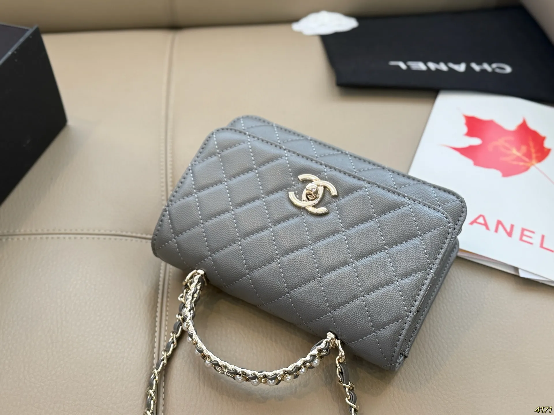 ¥135 香奈儿Chanelwoc 限量版手柄发财包 好看不止是一点,具备优雅的高级气质 第一眼看到就深深爱上。 颜值不必说 直接闭眼入不会错 尺寸19 12