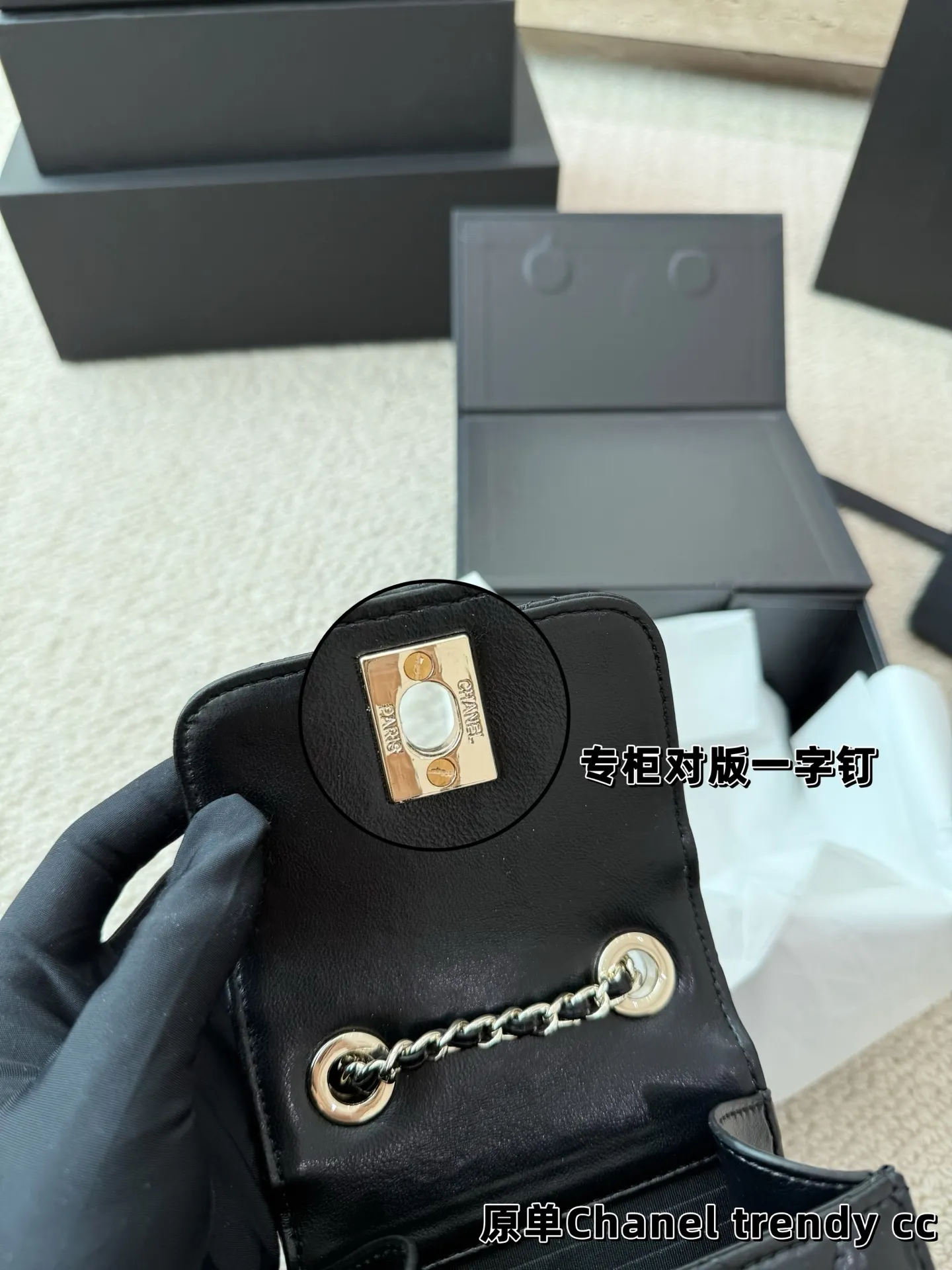 P140 礼盒🎁 香奈儿Chanel trendy cc 时髦✔️又可当小挎包! 高级的黑金配色很有𝐕𝐢𝐧𝐭𝐚𝐠𝐞的味道〰️ 即使穿的很简洁 配上它也瞬间𝐂𝐇𝐢𝐜 爱了 爱了~ 尺寸11.11