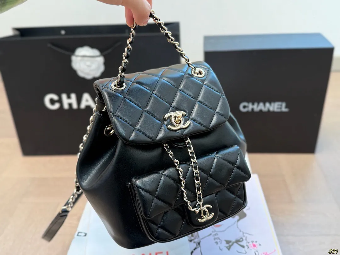 ¥190全套飞机盒包装 香奈儿 Chanel双肩包 拿到手里才能感觉到它的魅力 经典百搭 优雅大气 时尚休闲 上身绝美 这份质感 小仙女们值得拥有 尺寸:17 18