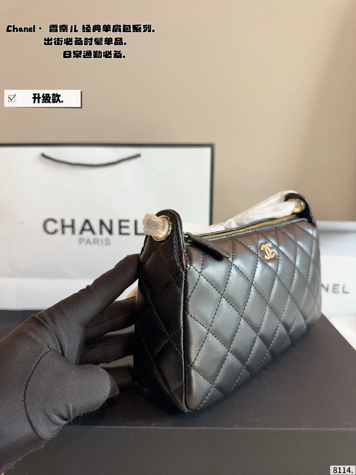 p160配礼盒🎁. 香奈儿 Chanel.腋下包. 时髦拿捏住啦 不显老气好好搭啊 而且貌美气质加成好高的呀～ 爱死了这份从容优雅尺寸：21*6*12cm