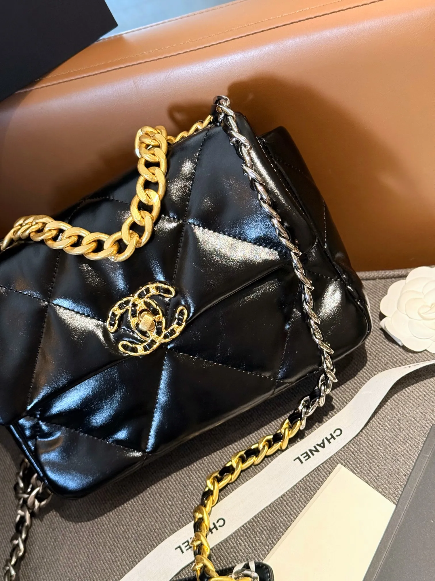 油蜡牛皮p160 折叠礼盒包装 原单专柜品质 Chanel 19 最近好多明星都在背Chanel 19 这款包是由老佛爷Karl Lagerfeld和Chanel现任创意总监Virginie Viard共同创作完成的！所以整体造型延续了经典的元素，又多了些特别的小设计。周迅、刘雯、欧阳娜娜、宋茜、娜扎最近都背了这款19。这款全新推出的#香奈儿19手袋#大家爱吗f？尺寸26cm