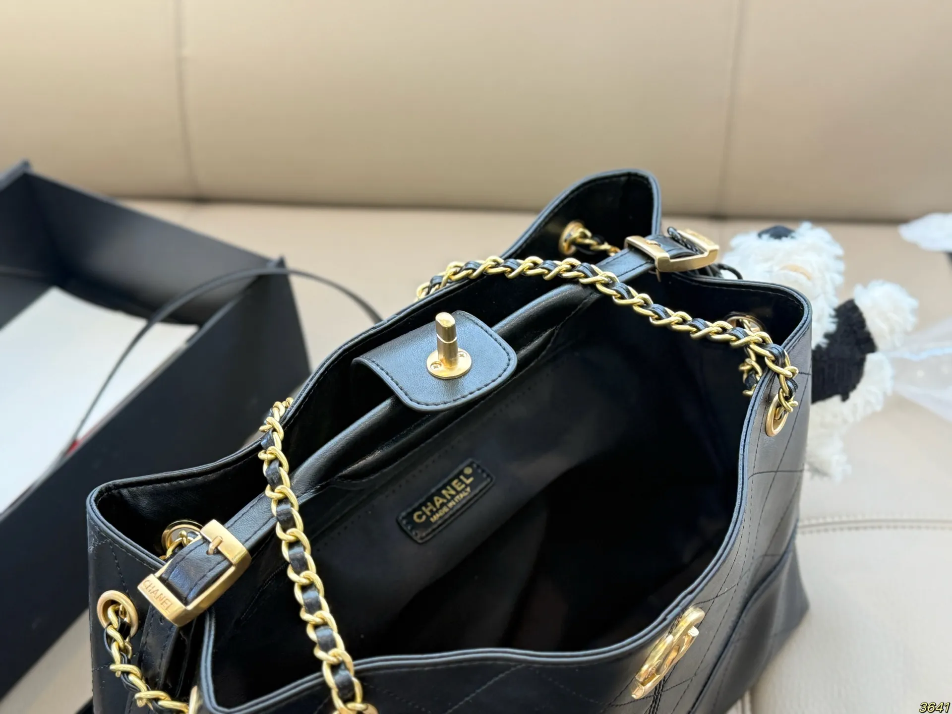 ¥220/¥210 飞机盒配长肩带配挂件 香奈儿CHANEL 新款菱格包手提包 无与伦比的高级质感 美貌与实力并存 尺寸34 25/28 20