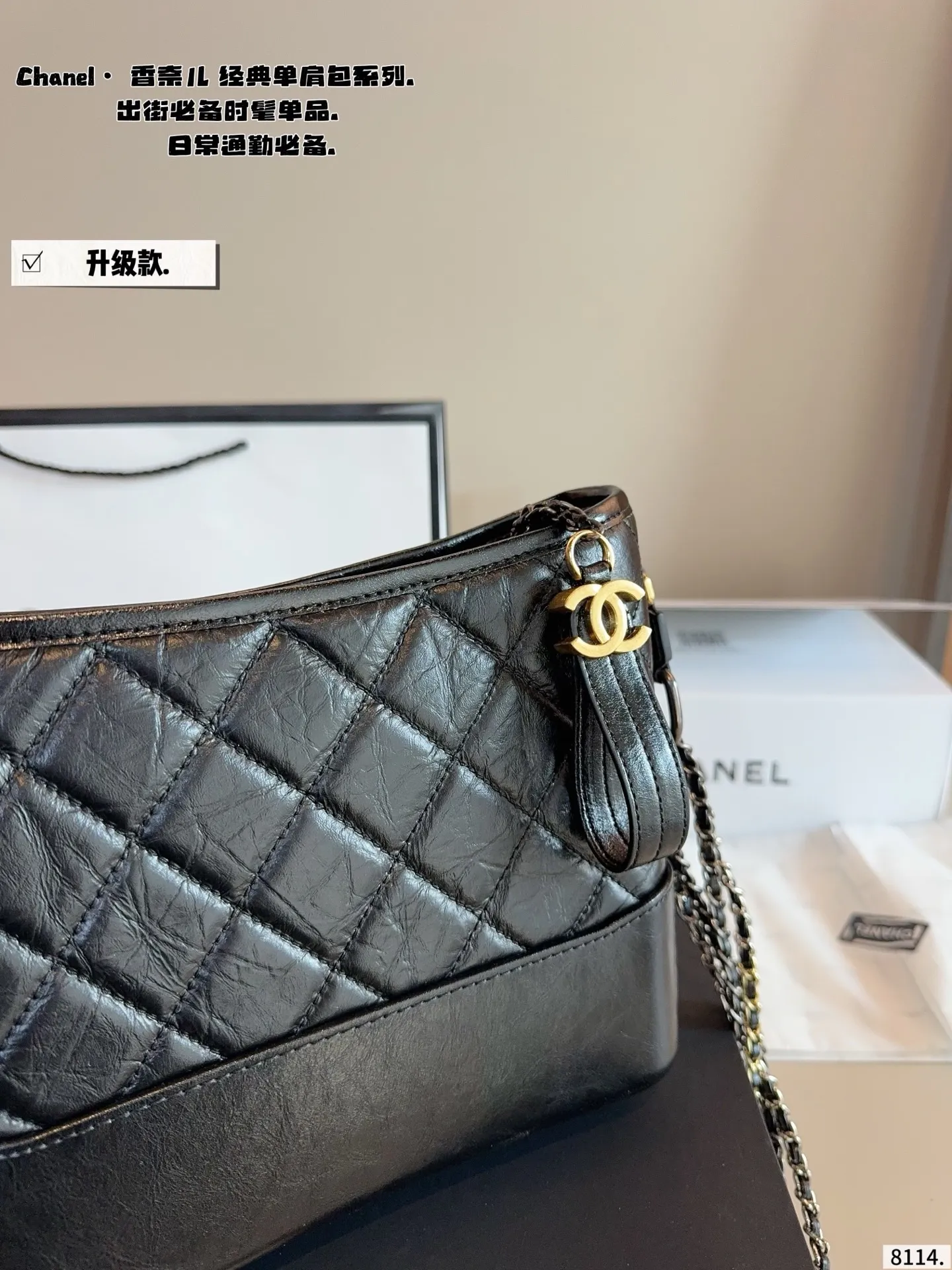 p200配礼盒🎁. Chanel香奈儿流浪包~流浪包推出以来一路门到现在,真的难买!实物比我拍的照片更好看啊!! ! 哭了,配色不但上镜,还耐看可,不然分分钟爱到怀疑人生,西装可以分两根肩带斜背,穿衬衫搭裙子的时候单肩背,穿什么都百搭怎么背都好看 尺寸:24*6*18cm