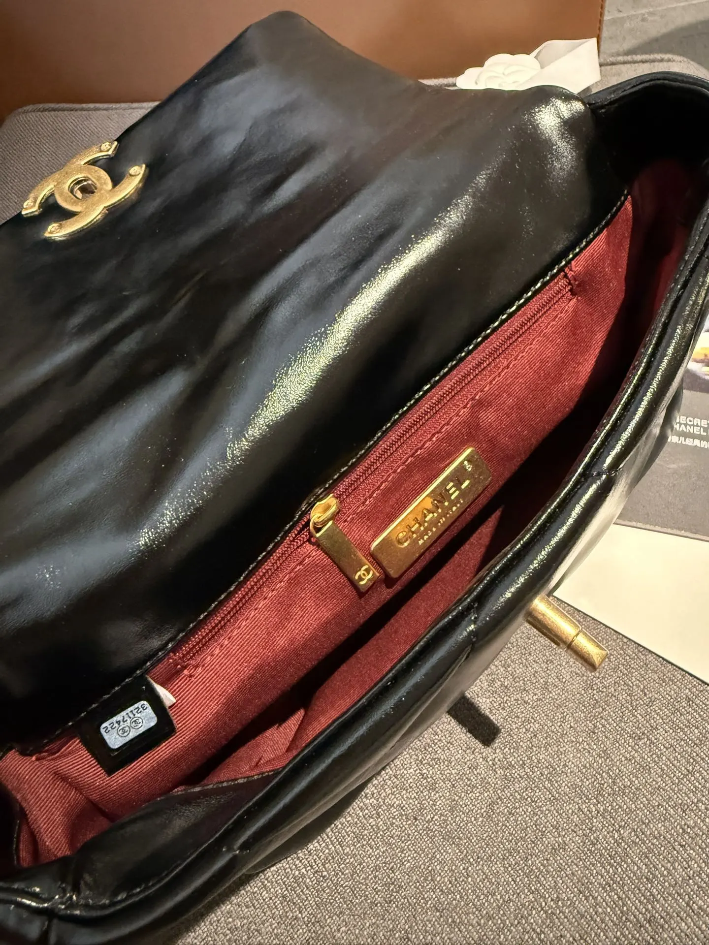 油蜡牛皮p160 折叠礼盒包装 原单专柜品质 Chanel 19 最近好多明星都在背Chanel 19 这款包是由老佛爷Karl Lagerfeld和Chanel现任创意总监Virginie Viard共同创作完成的!所以整体造型延续了经典的元素,又多了些特别的小设计。周迅、刘雯、欧阳娜娜、宋茜、娜扎最近都背了这款19。这款全新推出的#香奈儿19手袋#大家爱吗f?尺寸26cm