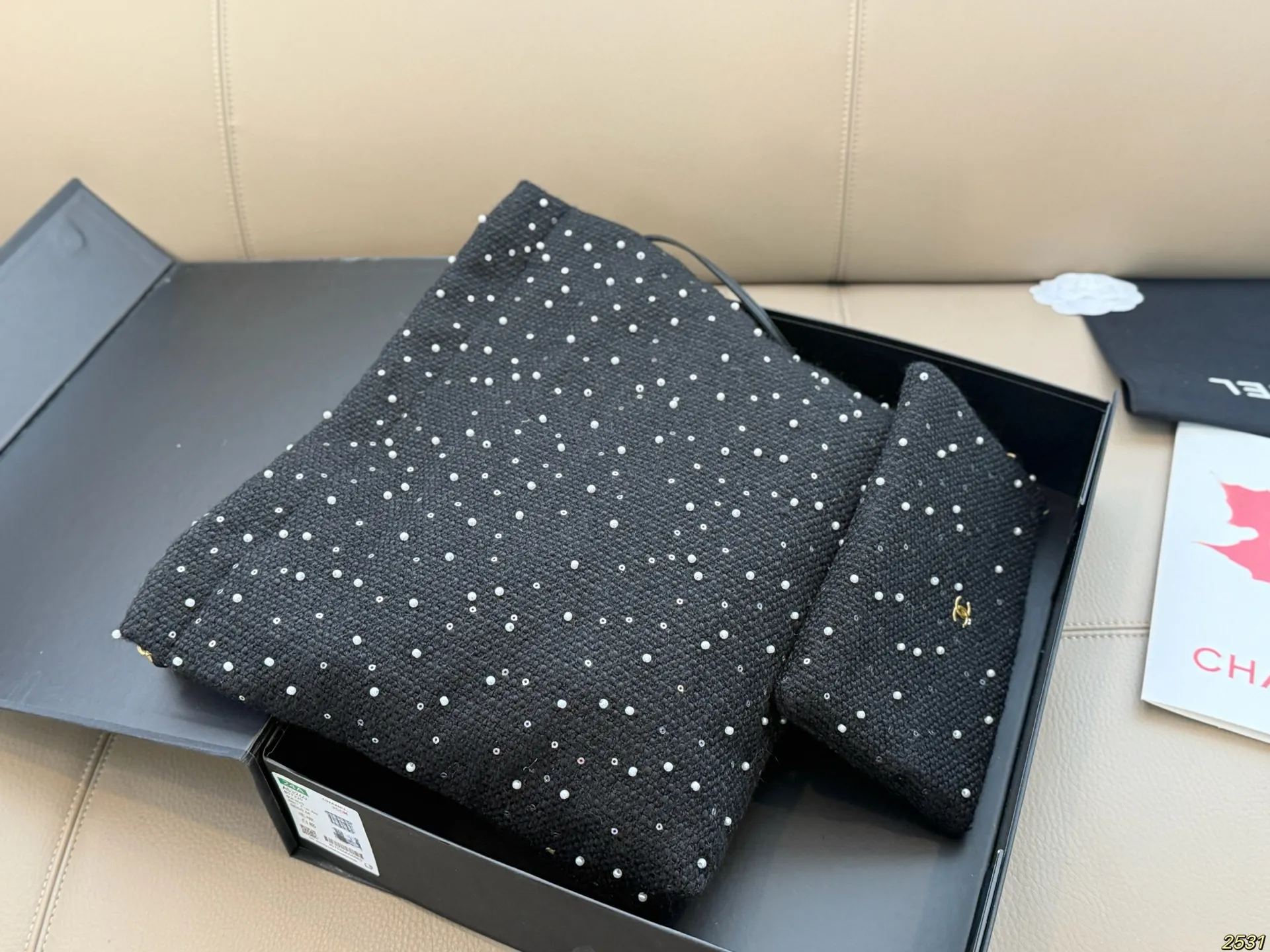 ¥170折叠盒 香奈儿金币包购物袋 Chanel22bag垃圾袋真的太美啦 高级的情冷感扑面而来 超级酷 可盐可甜 给你淡淡的清新 日常出街首选 尺寸:29 29