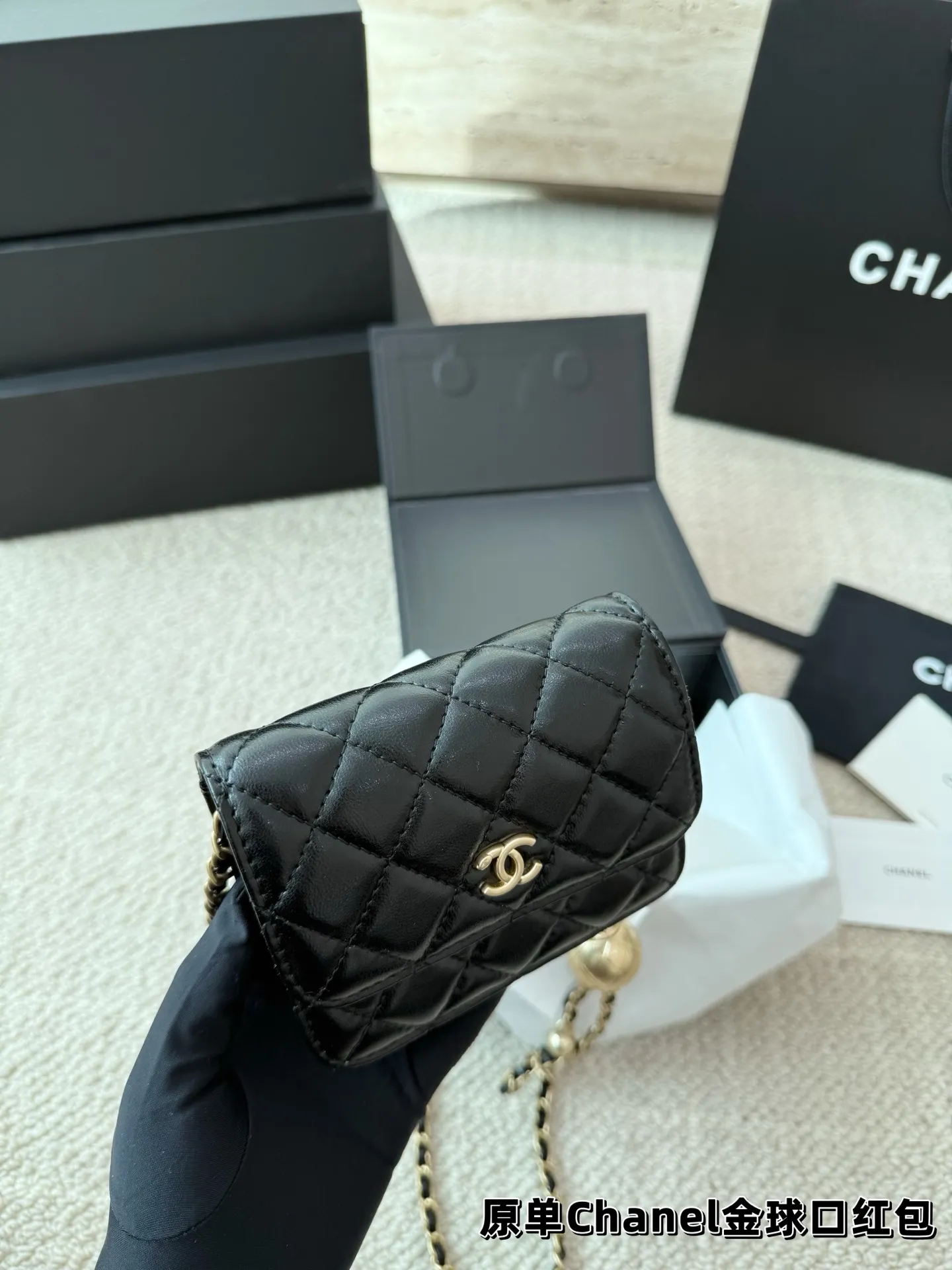 P120 礼盒🎁 香奈儿Chanel 金球口红包 当腰包𝐡𝐢𝐧时髦✔️又可当小挎包! 高级的黑金配色很有𝐕𝐢𝐧𝐭𝐚𝐠𝐞的味道〰️ 即使穿的很简洁 配上它也瞬间𝐂𝐇𝐢𝐜 爱了 爱了~ 尺寸10.12