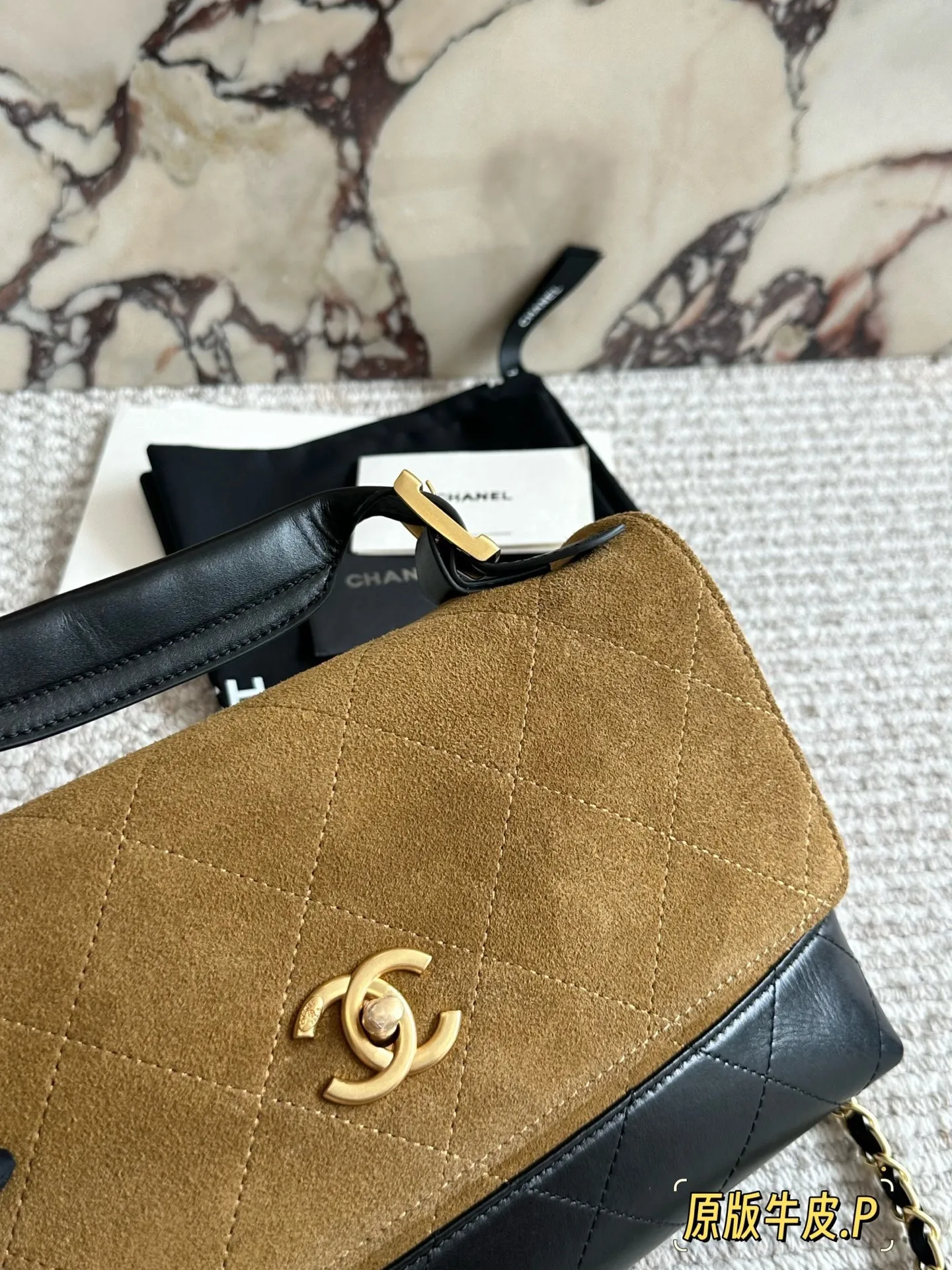 p265 原版皮 今期Chanel終於出爆款了... 剛」上新的CHANEL手工房系列中最熱度最高的應是包包了;特別是掠皮小牛皮的大包包了! 說真的今期的包包款是特別多,拼皮的話灰色是特別吸晴,CHANEL很少推出這種款色,如果是對掠皮很有興趣的小紅薯,是可以沖的!但我是長期使用主義者,這只不是我杯茶! 另外,今年推出了這個CF MINI小掛包(是屬於小皮具);埏 有趣的,手工亦很精美,有DOUBLE FLAP, HAHA;28*17