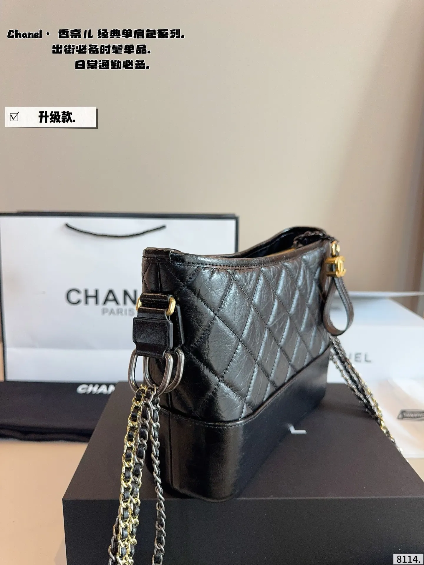 p200配礼盒🎁. Chanel香奈儿流浪包～流浪包推出以来一路门到现在，真的难买！实物比我拍的照片更好看啊！！ ! 哭了，配色不但上镜，还耐看可，不然分分钟爱到怀疑人生，西装可以分两根肩带斜背，穿衬衫搭裙子的时候单肩背，穿什么都百搭怎么背都好看 尺寸：24*6*18cm