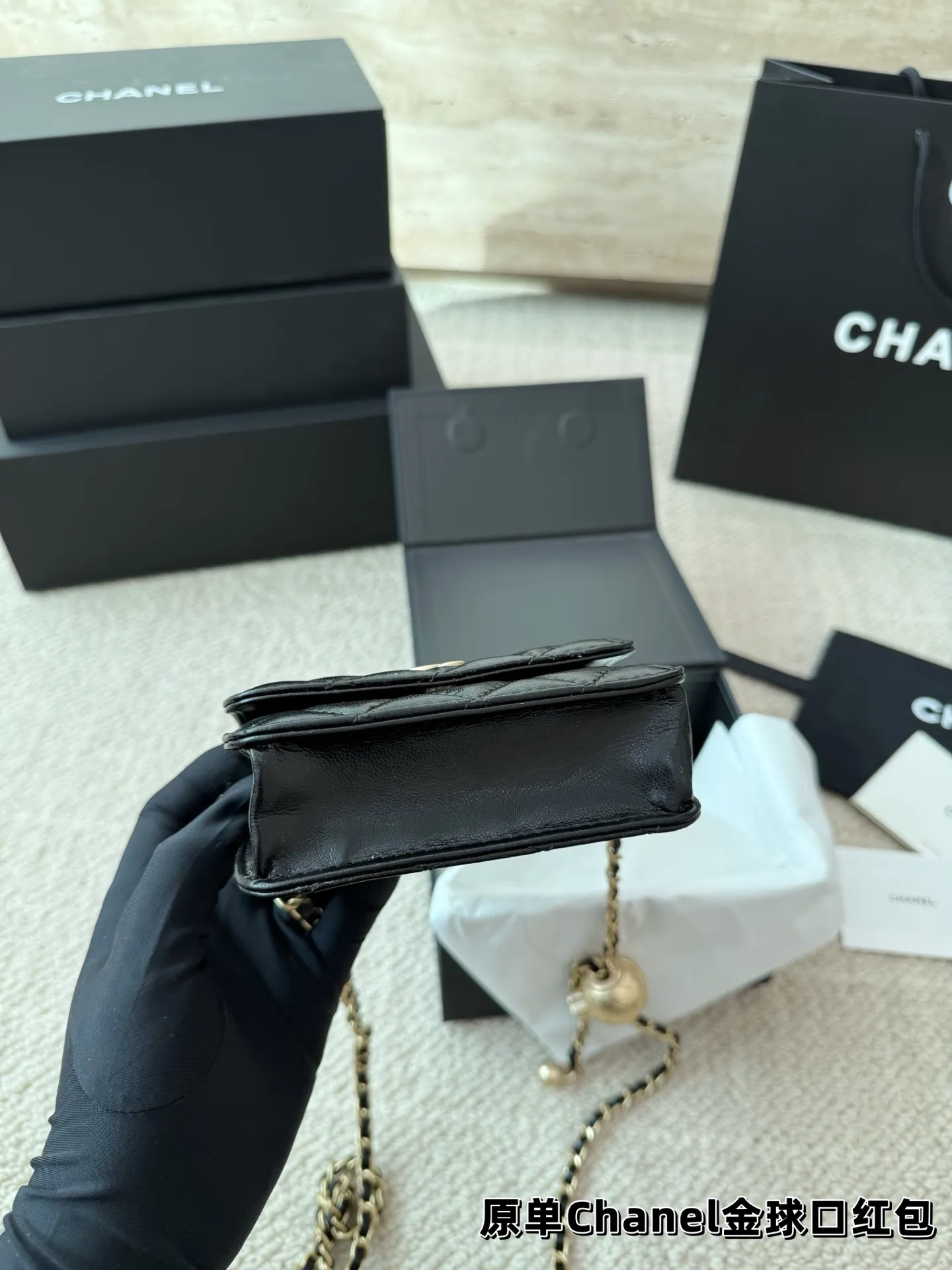 P120 礼盒🎁 香奈儿Chanel 金球口红包 当腰包𝐡𝐢𝐧时髦✔️又可当小挎包！ 高级的黑金配色很有𝐕𝐢𝐧𝐭𝐚𝐠𝐞的味道〰️ 即使穿的很简洁 配上它也瞬间𝐂𝐇𝐢𝐜 爱了 爱了~ 尺寸10.12
