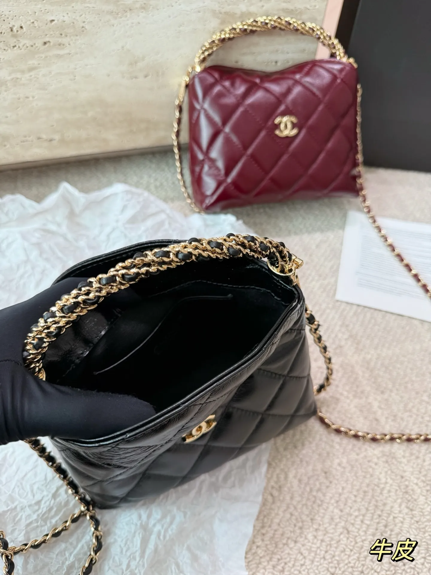 复刻版 P215 chanel 香奈儿 24𝘽 饭盒包 新品真的有驚喜24A最強黑馬马 way手柄飯盒包，可放大手機!實物愛🤩不釋手，全包荔枝皮加金屬耐用之餘有巨大大容量😎!鏈條還可拆卸哦!明明很完美 。容量也超赞，手柄的复古香奈儿刻更是爱了，真的不需要盯着那些爆款，这一季超喜欢💕 尺寸: 18-6-13cm