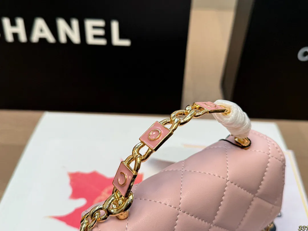 💰140 配盒 size:13*10cm 小香家 22s珐琅手柄小废包/零钱包/口红包 搭配K金五金 简直无法抗拒 coco珐琅镂空手柄能不爱吗