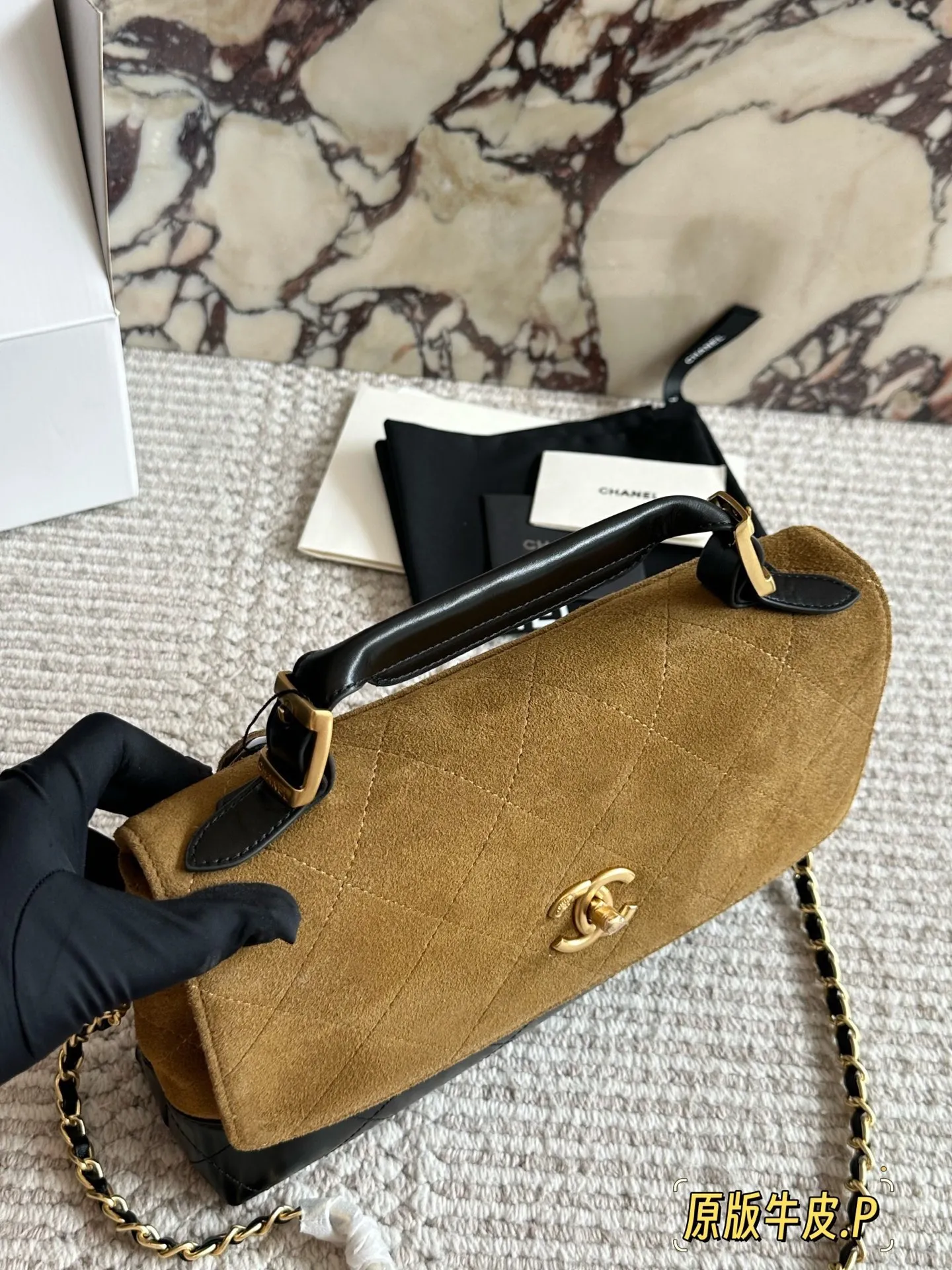 p265 原版皮 今期Chanel終於出爆款了... 剛」上新的CHANEL手工房系列中最熱度最高的應是包包了;特別是掠皮小牛皮的大包包了! 說真的今期的包包款是特別多,拼皮的話灰色是特別吸晴,CHANEL很少推出這種款色,如果是對掠皮很有興趣的小紅薯,是可以沖的!但我是長期使用主義者,這只不是我杯茶! 另外,今年推出了這個CF MINI小掛包(是屬於小皮具);埏 有趣的,手工亦很精美,有DOUBLE FLAP, HAHA;28*17