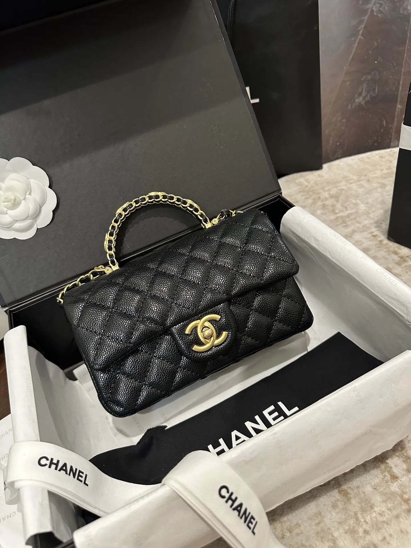 p140 折叠礼盒包装 Chanel 香奈儿大mini手柄太难了!!!香奈儿Chanel 25手柄 cf mini最近热度很高 cm super难买尺寸觉得cfmini太普通的一定要看看这个款手柄太闪了blingbling的公主包 尺寸 20cm