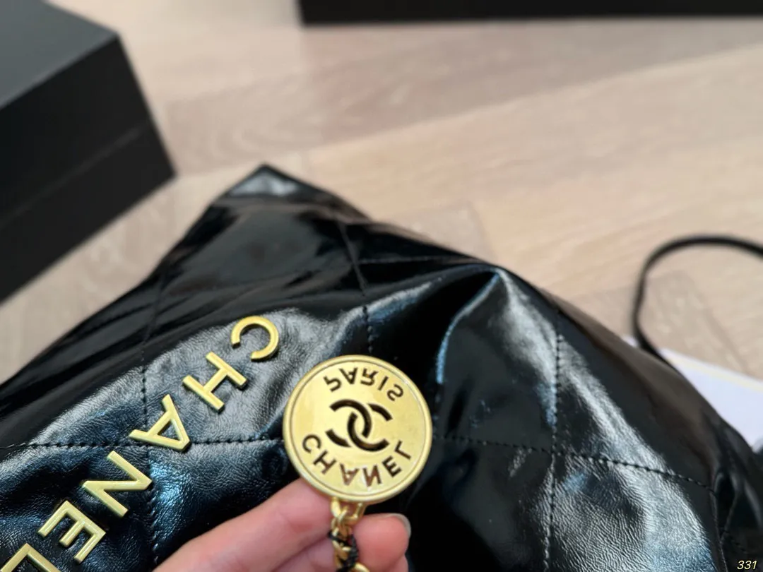 ¥180全套飞机盒包装 油蜡皮香奈儿金币包购物袋 Chanel22bag垃圾袋真的太美啦 高级的情冷感扑面而来 超级酷 可盐可甜 给你淡淡的清新 日常出街首选 尺寸:39 42