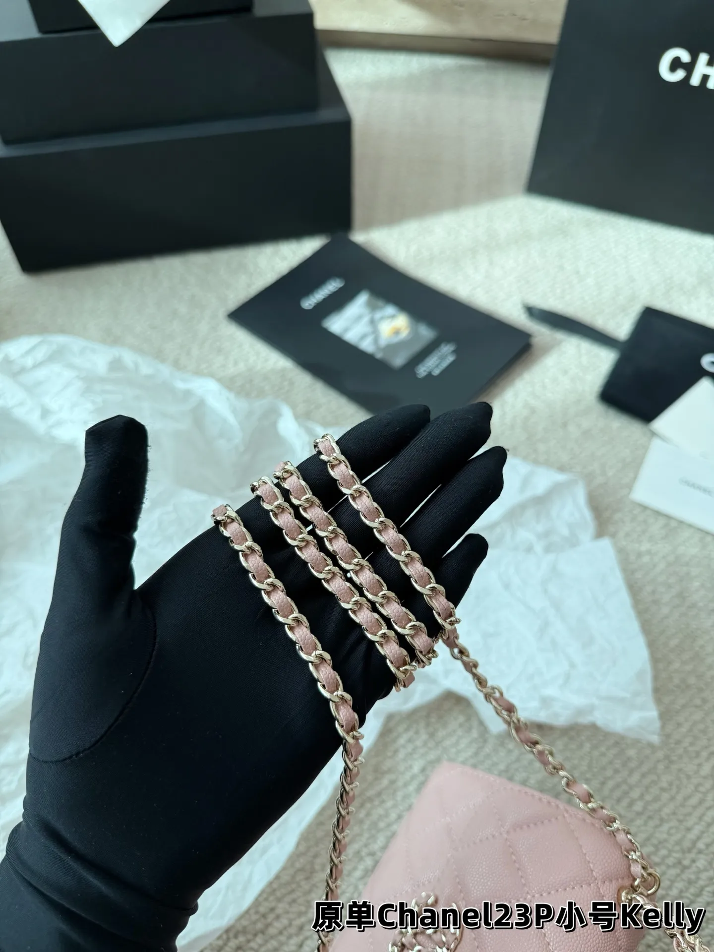 P155 鱼子酱 香奈儿chanel kelly 手柄链条包 手柄精致,皮质是耐用的荔枝牛皮 白色很美很美 黑色很经典很经典 手柄可拎、单肩可背、斜挎可背 礼盒包装🎁 尺寸13.14