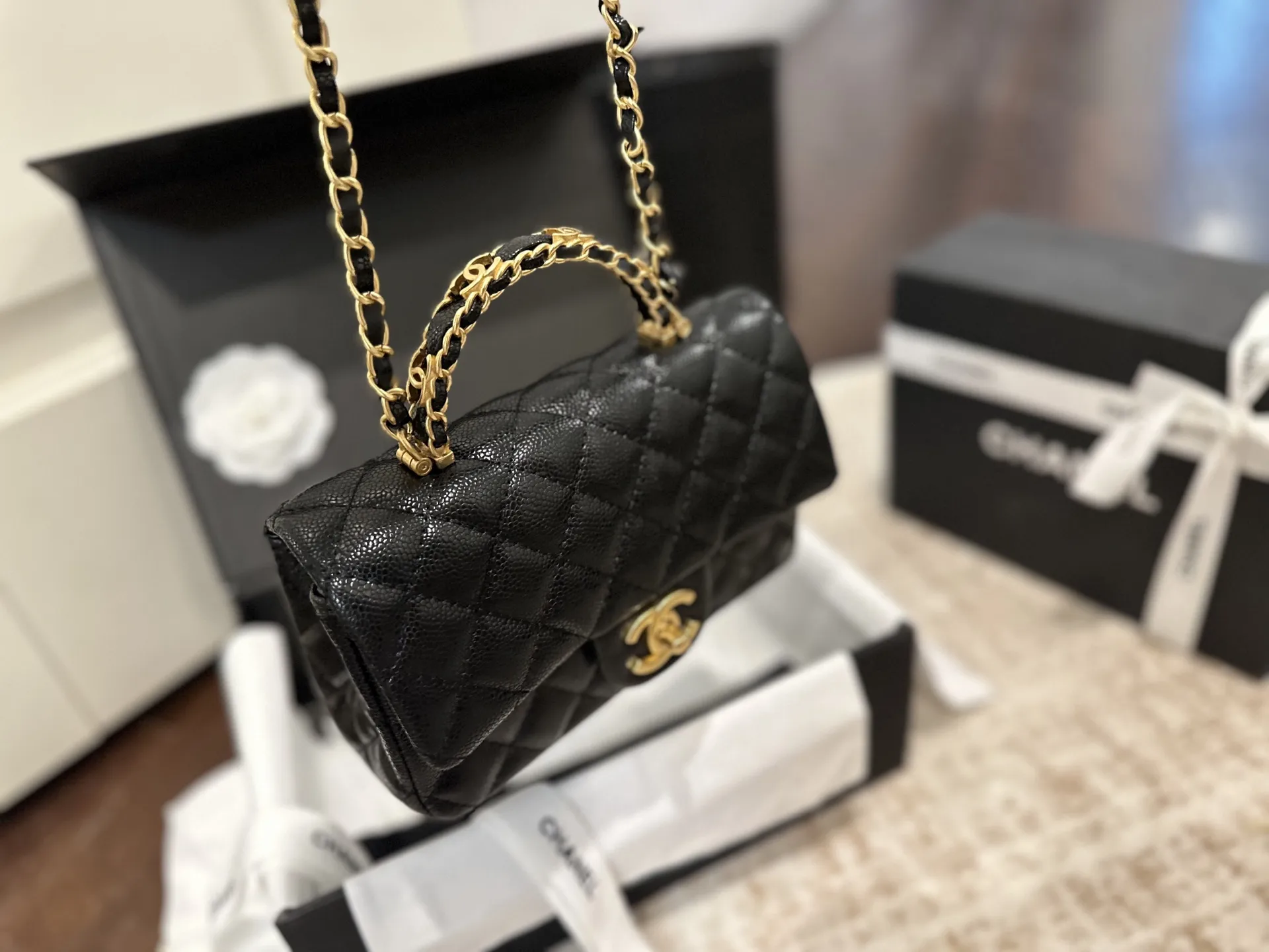 p140 折叠礼盒包装 Chanel 香奈儿大mini手柄太难了！！！香奈儿Chanel 25手柄 cf mini最近热度很高 cm super难买尺寸觉得cfmini太普通的一定要看看这个款手柄太闪了blingbling的公主包 尺寸 20cm