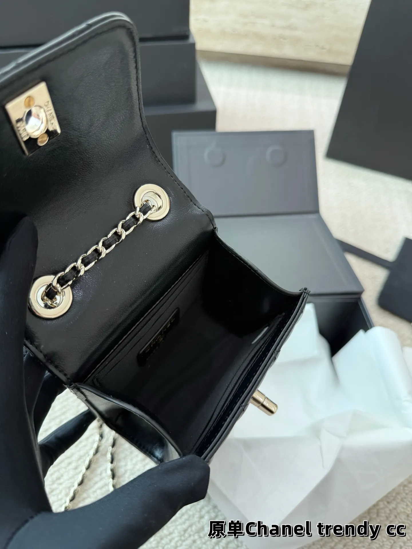 P140 礼盒🎁 香奈儿Chanel trendy cc 时髦✔️又可当小挎包！ 高级的黑金配色很有𝐕𝐢𝐧𝐭𝐚𝐠𝐞的味道〰️ 即使穿的很简洁 配上它也瞬间𝐂𝐇𝐢𝐜 爱了 爱了~ 尺寸11.11