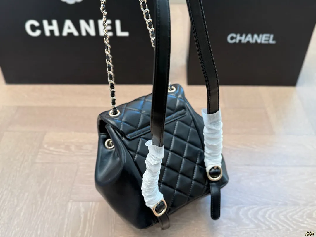¥190全套飞机盒包装 香奈儿 Chanel双肩包 拿到手里才能感觉到它的魅力 经典百搭 优雅大气 时尚休闲 上身绝美 这份质感 小仙女们值得拥有 尺寸:17 18