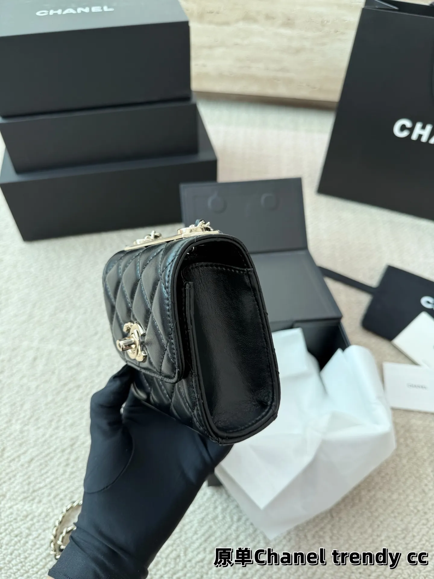 P140 礼盒🎁 香奈儿Chanel trendy cc 时髦✔️又可当小挎包！ 高级的黑金配色很有𝐕𝐢𝐧𝐭𝐚𝐠𝐞的味道〰️ 即使穿的很简洁 配上它也瞬间𝐂𝐇𝐢𝐜 爱了 爱了~ 尺寸11.11