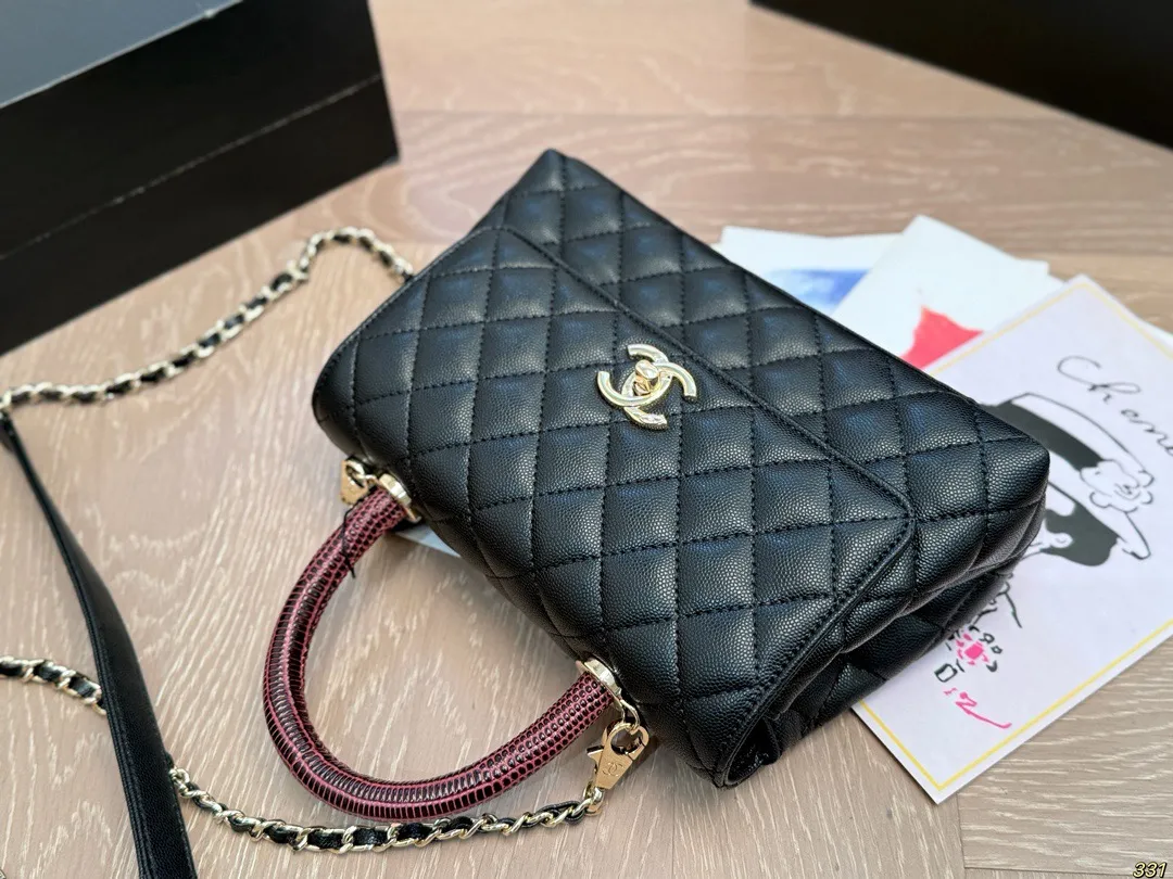 &yen;190全套飞机盒包装 香奈儿Chanel 专柜不见踪影Coco Handle 究竟怎么样? 如果你的衣帽间中还没有-款小香包包，但是又不知道入哪款不亏，那今天帮你解决这个难题高颜值，实 用百搭，通勤你都可以同时拥有，Coco Handle 可以说是chanle必入款! 这款憨豆包是CF的经典重现，菱格、双C Logo、皮穿链，都在致敬经典，而手柄却是让人最爱的地方@@极具美感的半圆手柄，穿皮链条可以随时拆卸，这款包型 小号22 14 cm 寸适中，各种身高的女性都适合，大号偏大，个子高的女生驾驭很有气场。可以放日常出行的大部分必需品，里面还有一个隔层,装手机，卡包，粉饼，口红，纸巾和钥匙等是比较容易的