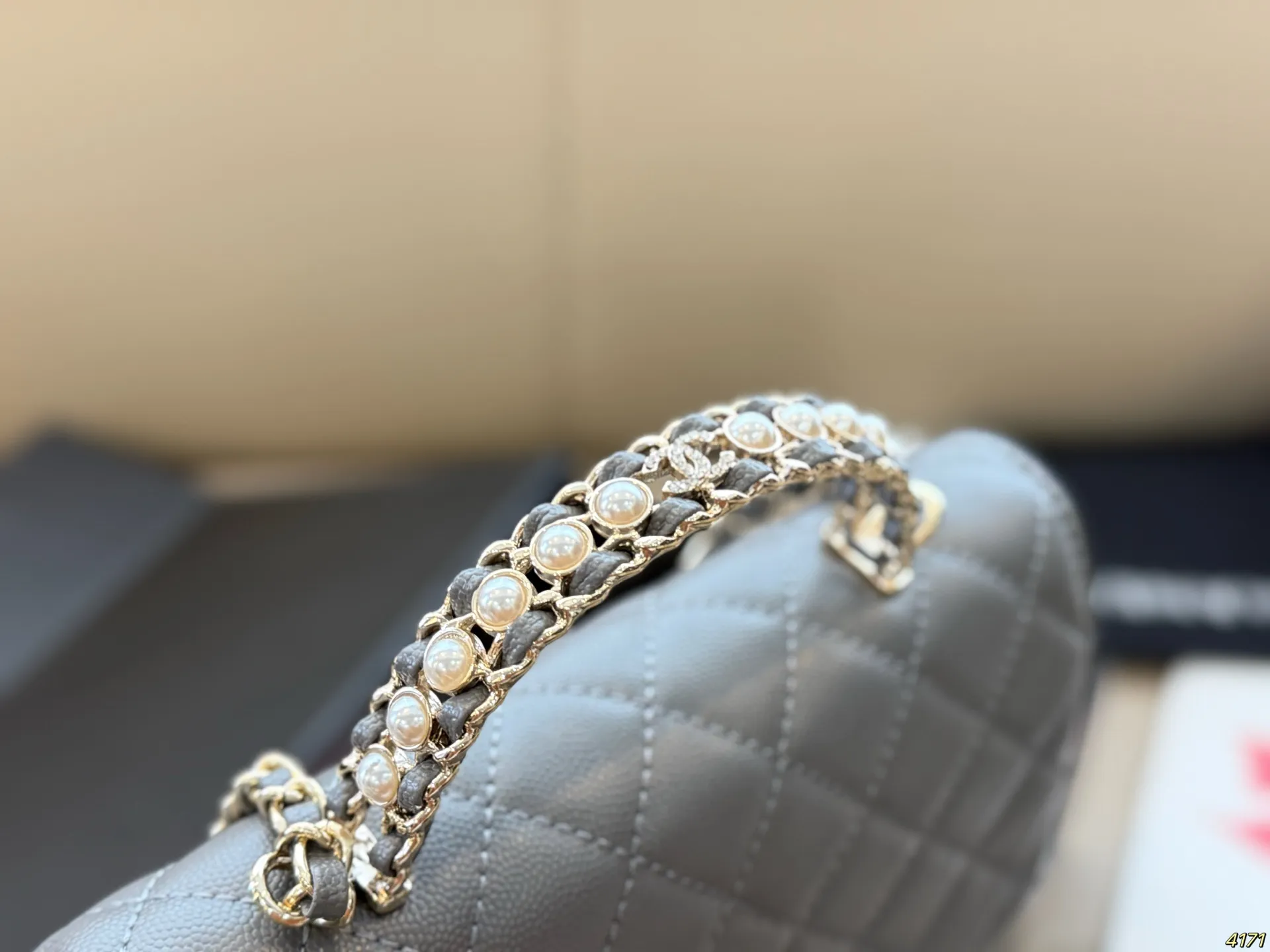 ¥135 香奈儿Chanelwoc 限量版手柄发财包 好看不止是一点,具备优雅的高级气质 第一眼看到就深深爱上。 颜值不必说 直接闭眼入不会错 尺寸19 12