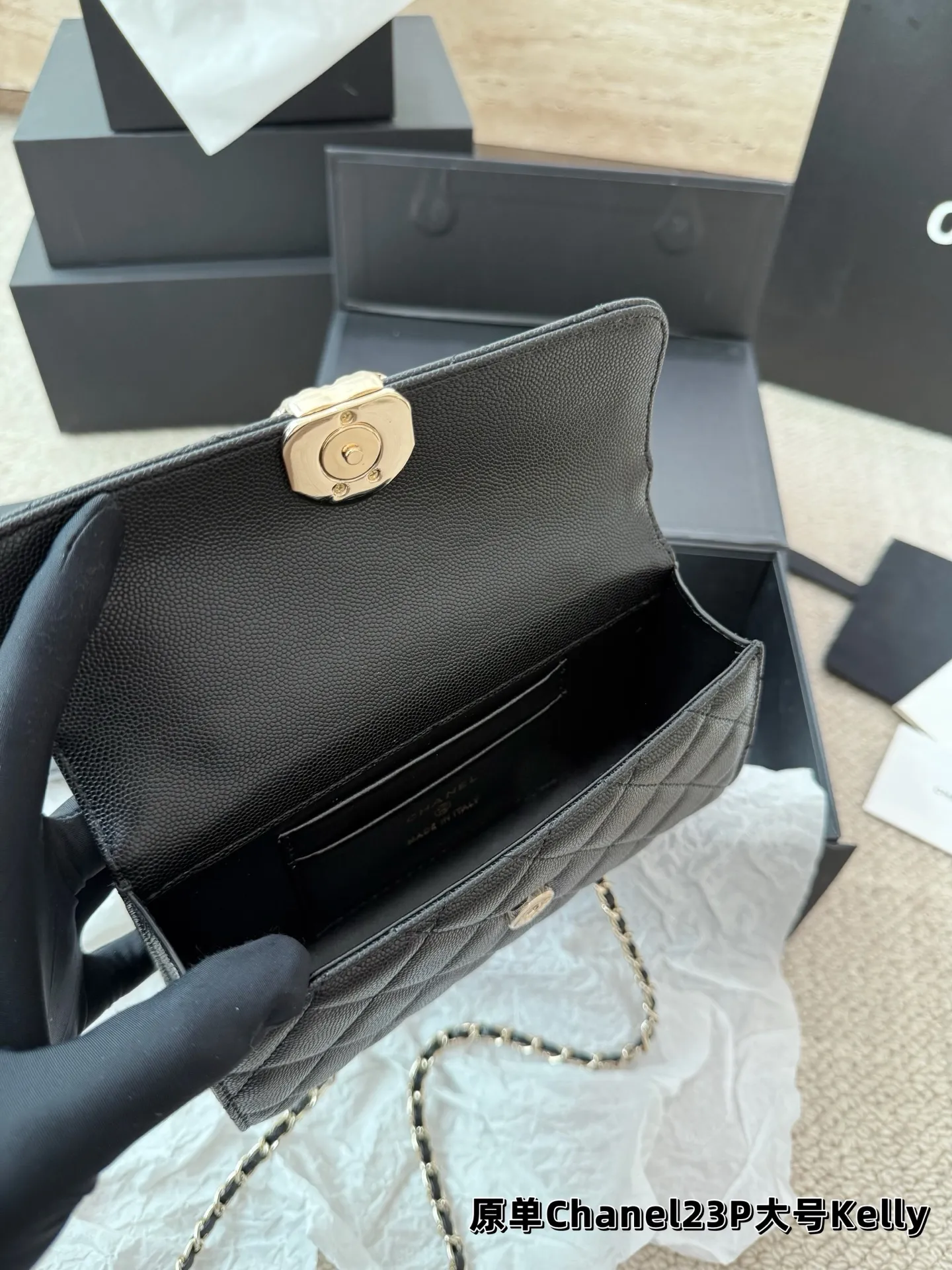 P165 鱼子酱 香奈儿chanel kelly 手柄链条包 手柄精致,皮质是耐用的荔枝牛皮 白色很美很美 黑色很经典很经典 手柄可拎、单肩可背、斜挎可背 礼盒包装🎁 尺寸10.18
