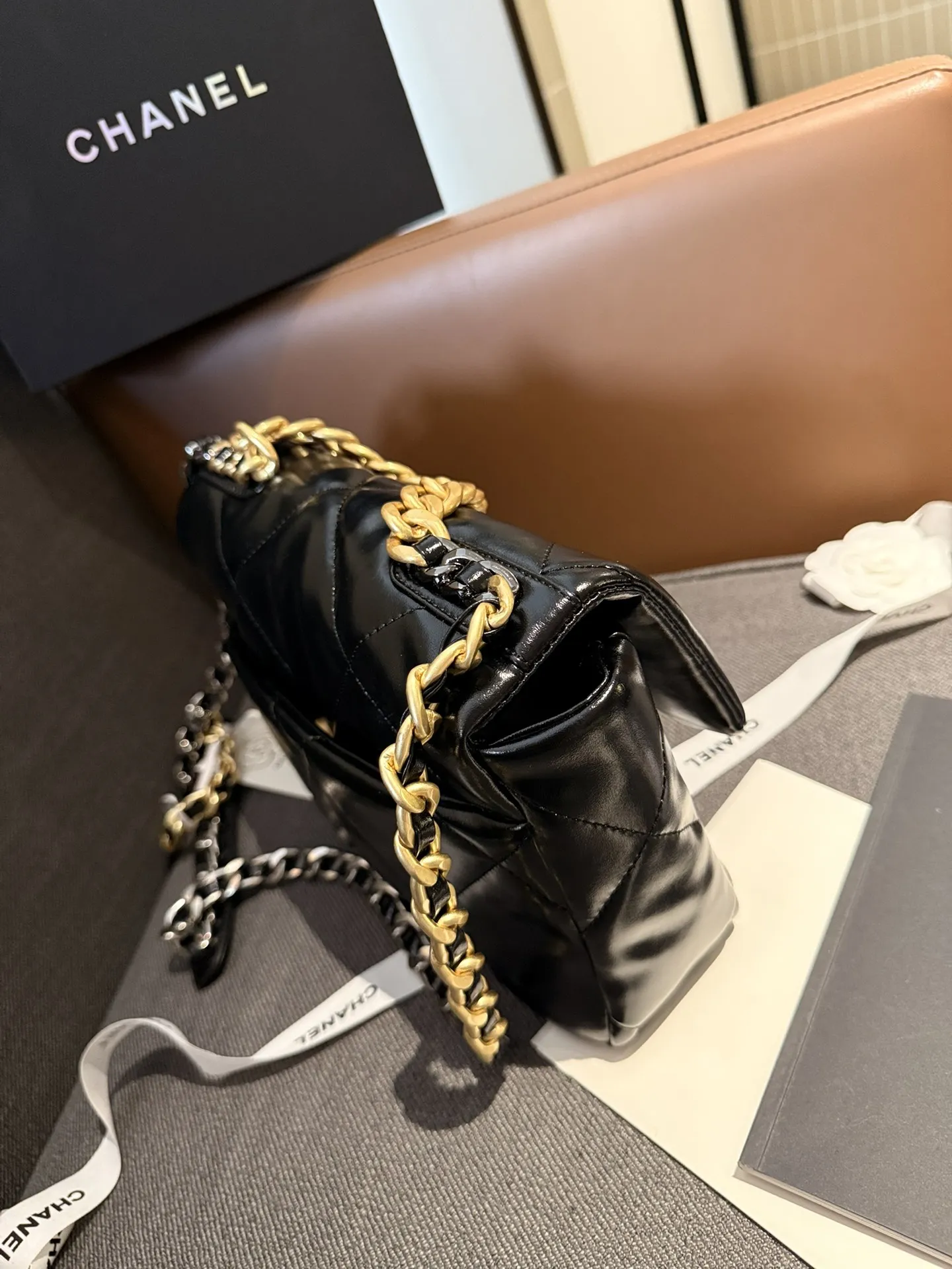 油蜡牛皮p160 折叠礼盒包装 原单专柜品质 Chanel 19 最近好多明星都在背Chanel 19 这款包是由老佛爷Karl Lagerfeld和Chanel现任创意总监Virginie Viard共同创作完成的!所以整体造型延续了经典的元素,又多了些特别的小设计。周迅、刘雯、欧阳娜娜、宋茜、娜扎最近都背了这款19。这款全新推出的#香奈儿19手袋#大家爱吗f?尺寸26cm