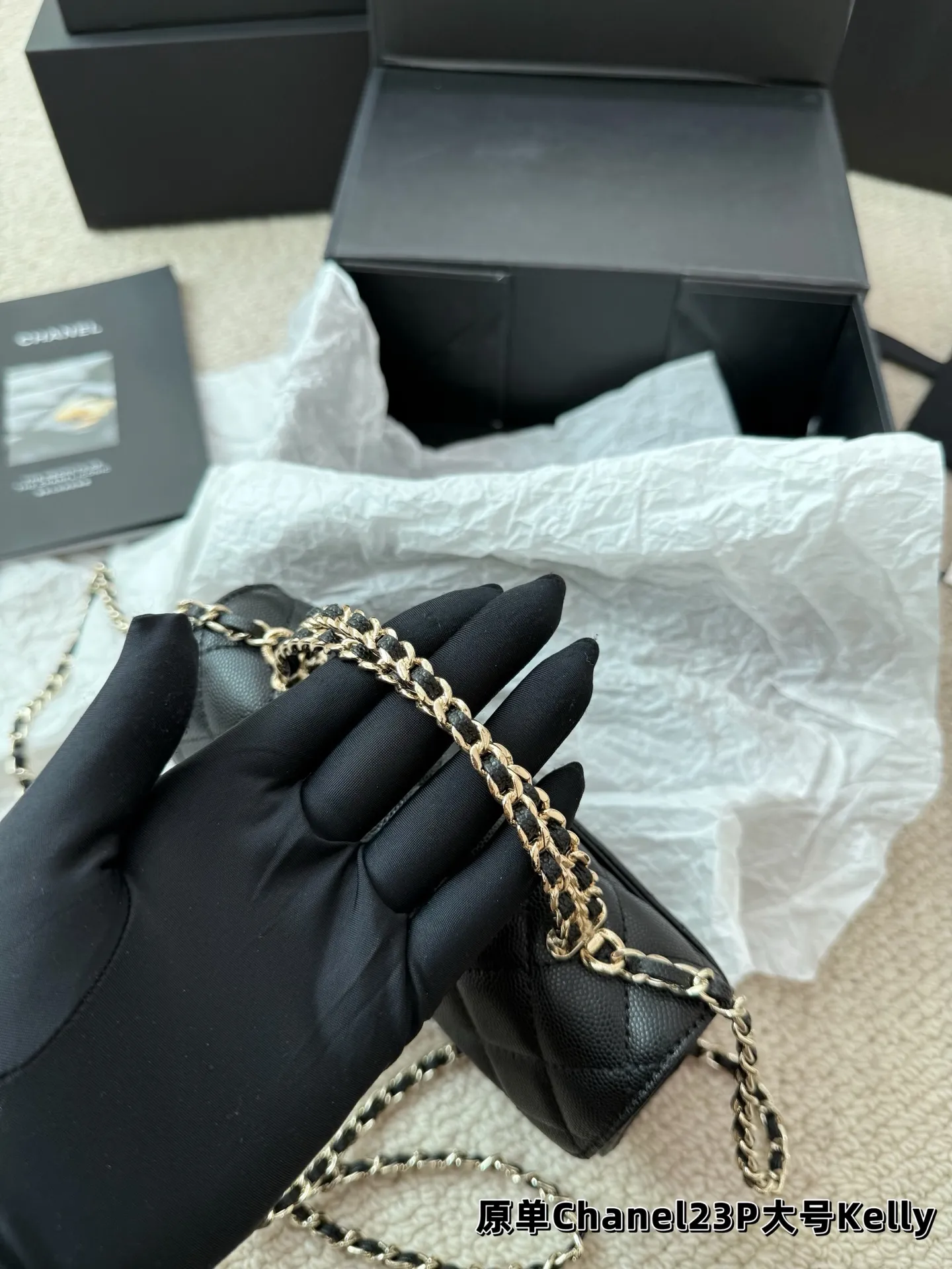 P165 鱼子酱 香奈儿chanel kelly 手柄链条包 手柄精致，皮质是耐用的荔枝牛皮 白色很美很美 黑色很经典很经典 手柄可拎、单肩可背、斜挎可背 礼盒包装🎁 尺寸10.18