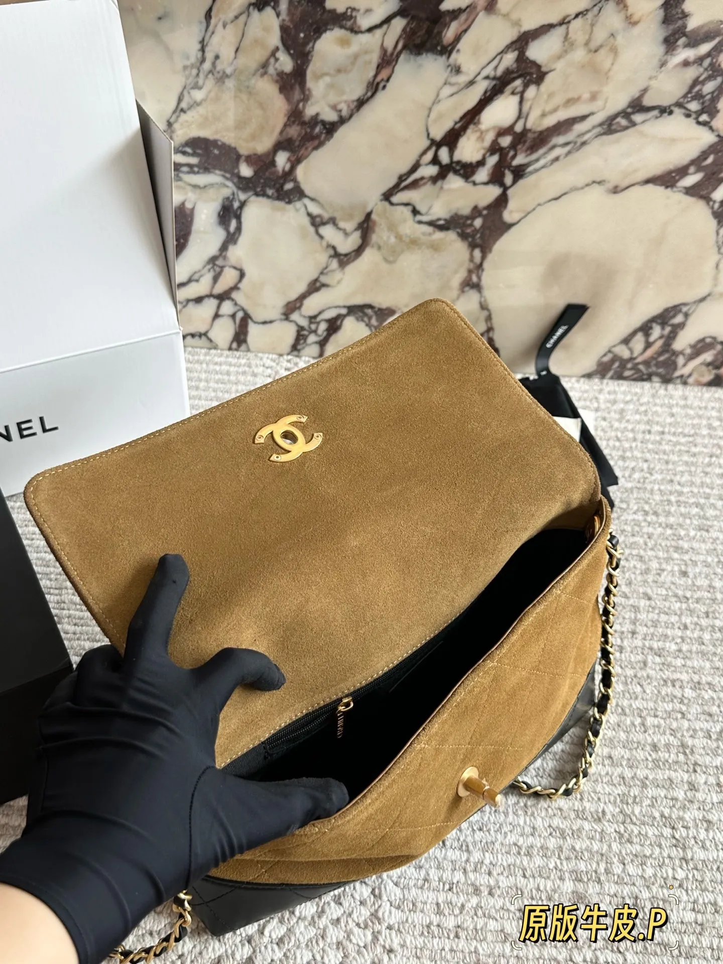 p265 原版皮 今期Chanel終於出爆款了... 剛」上新的CHANEL手工房系列中最熱度最高的應是包包了;特別是掠皮小牛皮的大包包了! 說真的今期的包包款是特別多,拼皮的話灰色是特別吸晴,CHANEL很少推出這種款色,如果是對掠皮很有興趣的小紅薯,是可以沖的!但我是長期使用主義者,這只不是我杯茶! 另外,今年推出了這個CF MINI小掛包(是屬於小皮具);埏 有趣的,手工亦很精美,有DOUBLE FLAP, HAHA;28*17