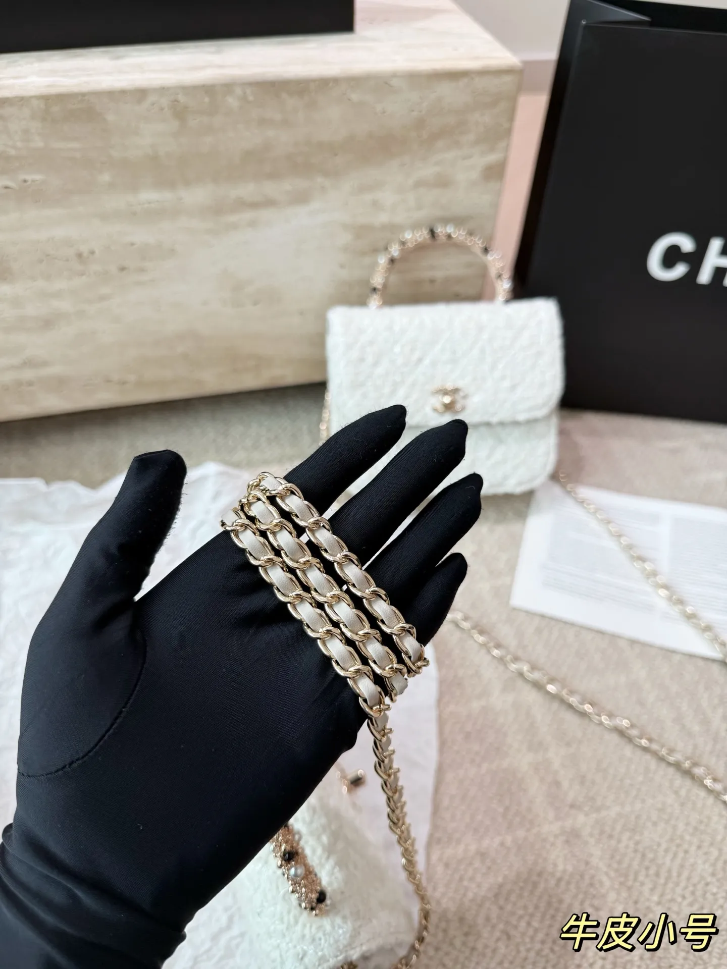 复刻版 P210 P200 chanel 香奈儿26C珍珠手柄手袋 香奈儿26C早春度假系列珍珠手柄手袋，白色粗花呢+经典菱格纹，金色双C标志超有辨识度艹。手柄点缀珍珠和黑色元素，精致又优雅，手提or晚宴包都很出彩！尺寸小巧，日常出行、搭配礼服都OK，实用又时髦，收藏控必入！ 尺寸 16 13cm 14 11cm