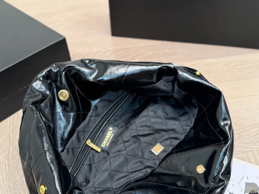 ¥180全套飞机盒包装 油蜡皮香奈儿金币包购物袋 Chanel22bag垃圾袋真的太美啦 高级的情冷感扑面而来 超级酷 可盐可甜 给你淡淡的清新 日常出街首选 尺寸:39 42