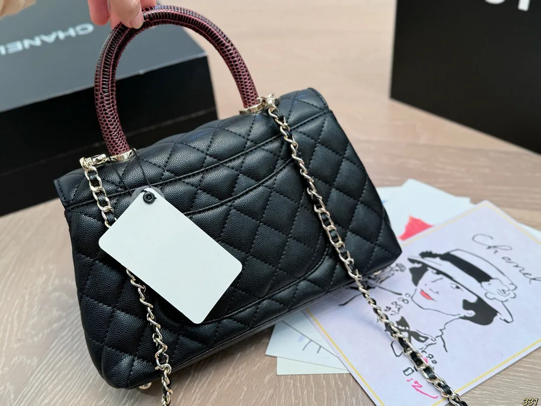 ¥190全套飞机盒包装 香奈儿Chanel 专柜不见踪影Coco Handle 究竟怎么样? 如果你的衣帽间中还没有-款小香包包,但是又不知道入哪款不亏,那今天帮你解决这个难题高颜值,实 用百搭,通勤你都可以同时拥有,Coco Handle 可以说是chanle必入款! 这款憨豆包是CF的经典重现,菱格、双C Logo、皮穿链,都在致敬经典,而手柄却是让人最爱的地方@@极具美感的半圆手柄,穿皮链条可以随时拆卸,这款包型 小号22 14 cm 寸适中,各种身高的女性都适合,大号偏大,个子高的女生驾驭很有气场。可以放日常出行的大部分必需品,里面还有一个隔层,装手机,卡包,粉饼,口红,纸巾和钥匙等是比较容易的