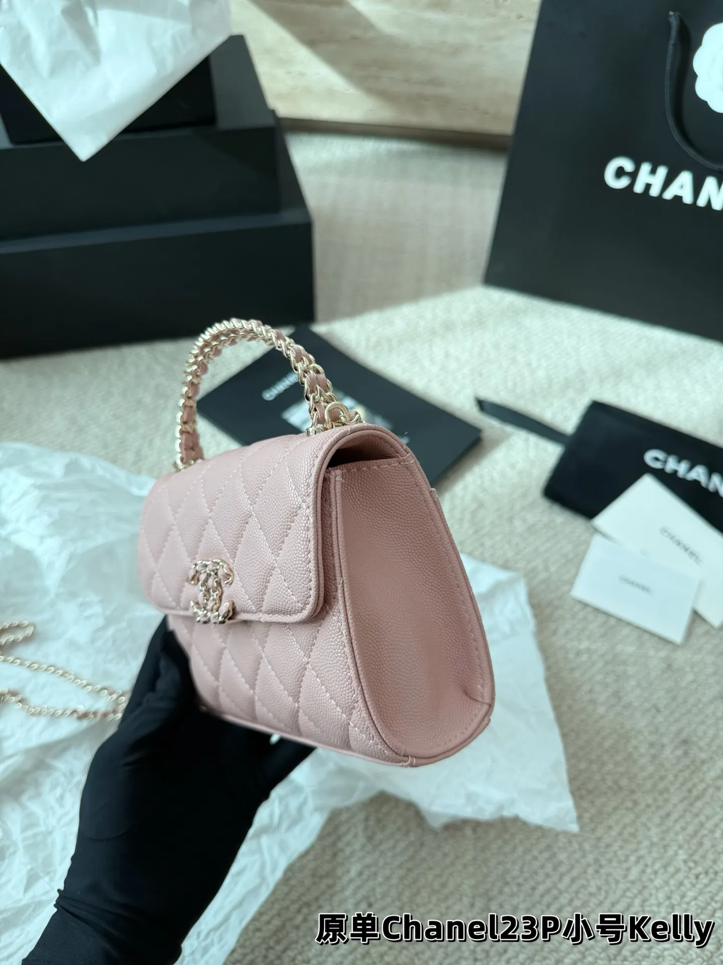 P155 鱼子酱 香奈儿chanel kelly 手柄链条包 手柄精致,皮质是耐用的荔枝牛皮 白色很美很美 黑色很经典很经典 手柄可拎、单肩可背、斜挎可背 礼盒包装🎁 尺寸13.14