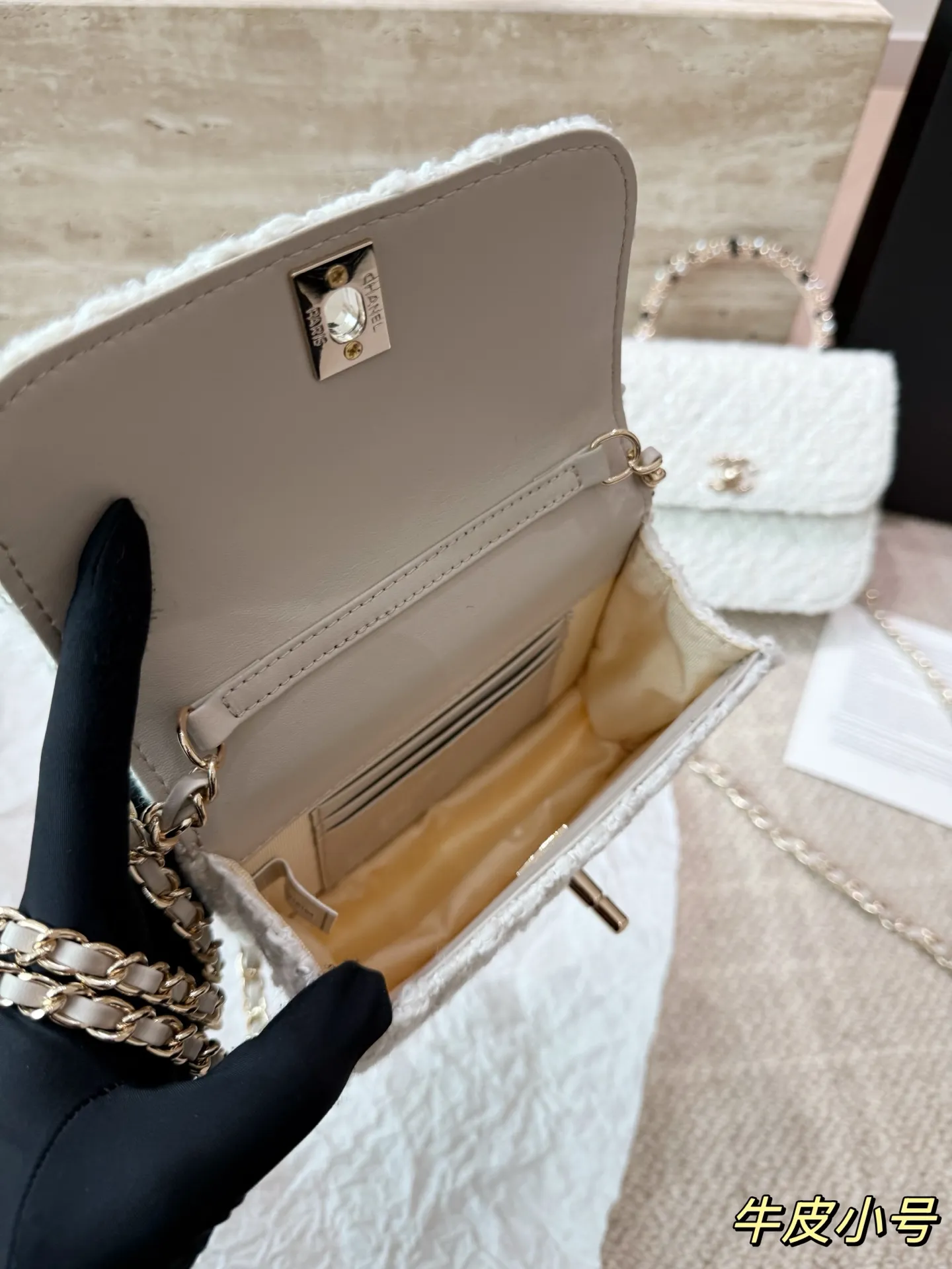 复刻版 P210 P200 chanel 香奈儿26C珍珠手柄手袋 香奈儿26C早春度假系列珍珠手柄手袋，白色粗花呢+经典菱格纹，金色双C标志超有辨识度艹。手柄点缀珍珠和黑色元素，精致又优雅，手提or晚宴包都很出彩！尺寸小巧，日常出行、搭配礼服都OK，实用又时髦，收藏控必入！ 尺寸 16 13cm 14 11cm