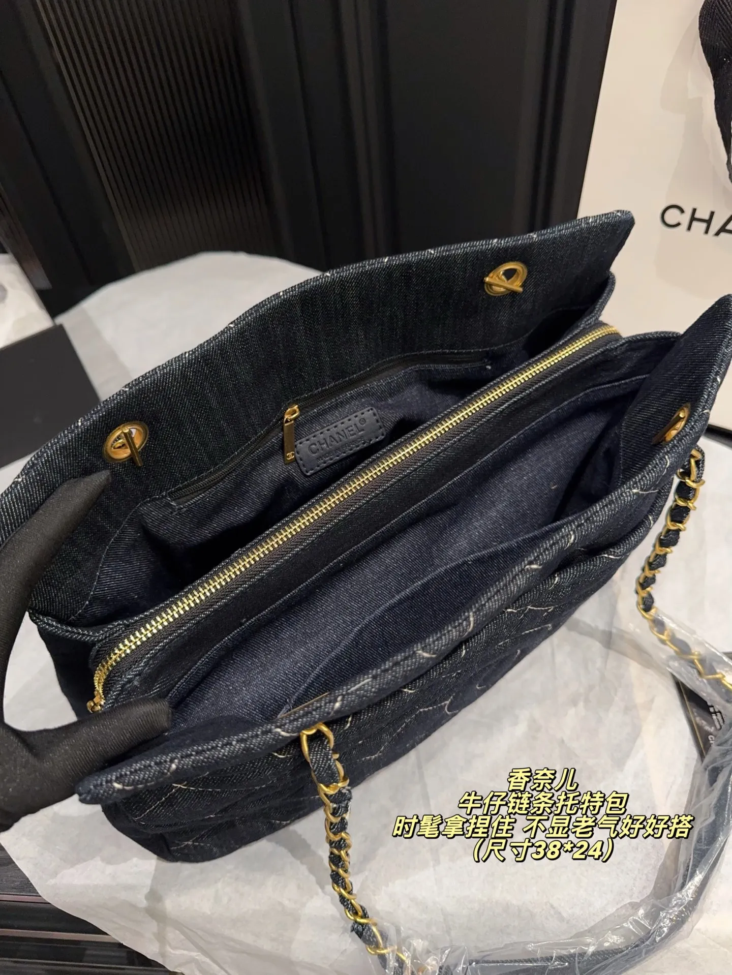 p230无盒⚠️尺寸38*24 香奈儿Chanel牛仔链条托特包 时髦拿捏住啦 不显老气好好搭啊 而且貌美气质加成好高的呀~ 爱死了这份从容优雅