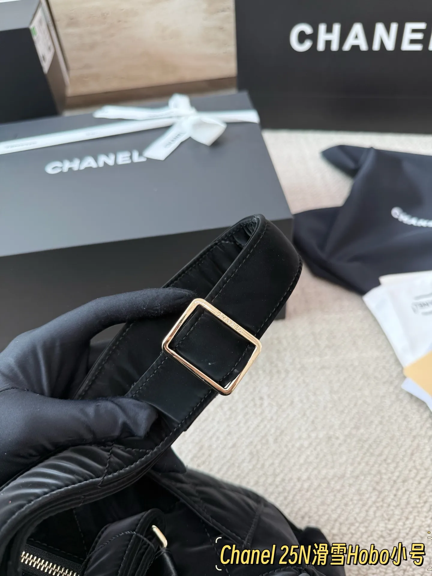 P235 顶级原单 Chanel 25N滑雪系列Hobo包 ▼香奈儿25N滑雪系列Hobo包，黑色绗缝尼龙材质，轻便又耐用，金属链条+皮质肩带，双链条设计超有辨识度 +。正面双C Logo, 品牌感满满!小号日常通勤、休闲都OK，单肩斜挎随心切换，实用又时髦。滑雪系列灵感,户外感与时尚兼具，去年超火山，时髦精们都爱!25cm