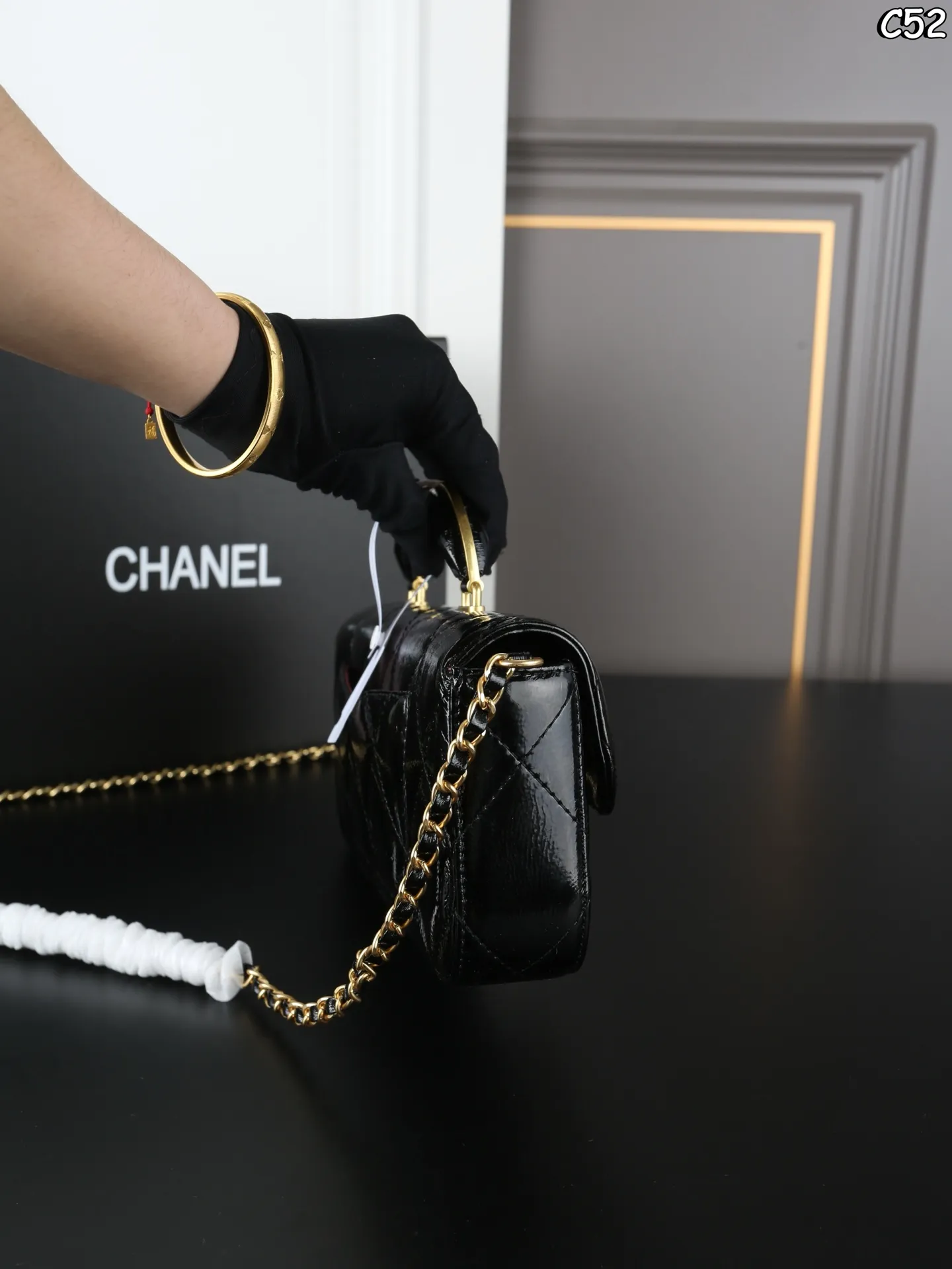 大P260 全套礼盒 小P250 全套礼盒 CHANEL香奈儿 25K 油蜡皮 法棍包 单肩手提包 链条包 高级迷人的质感💫 长度也玩得超大胆 香风的经典符号被重新唤醒 Lulu Tenney的清冷感完美驾驭 小香新款手柄法棍包~也太优雅高级 尺寸:31×12/19×12