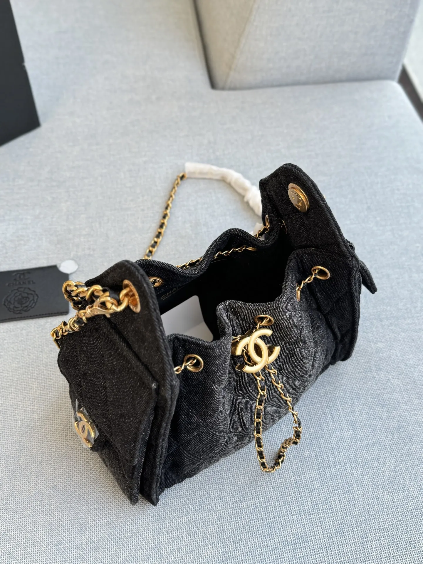 💰215 折叠盒 size:21×14 CHANEL香奈儿 25Bag 春夏系列 丹宁牛仔布 Hobo 腋下包链条包单肩包 香奈儿这款牛仔包好好看 一眼爱上 夏日氛围感满满 超好看 甜美夏日感色系25bag 复古又现代~ 属于夏天的颜色~