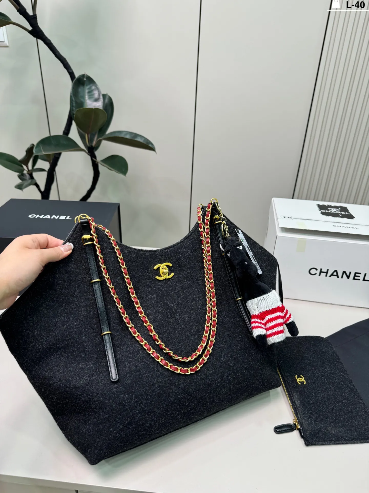 💰p210(配挂件) L-40尺寸32×22折叠盒 Chanel 香奈儿 26c毛毡Tote托特包腋下毛呢购物袋 优雅又松弛-,毛毡材质柔软轻盈,日常通勤、休闲出街都超适合!百搭不挑人~26C系列是Vic设计的收官之作,实用又有收藏价值,时髦精必入!